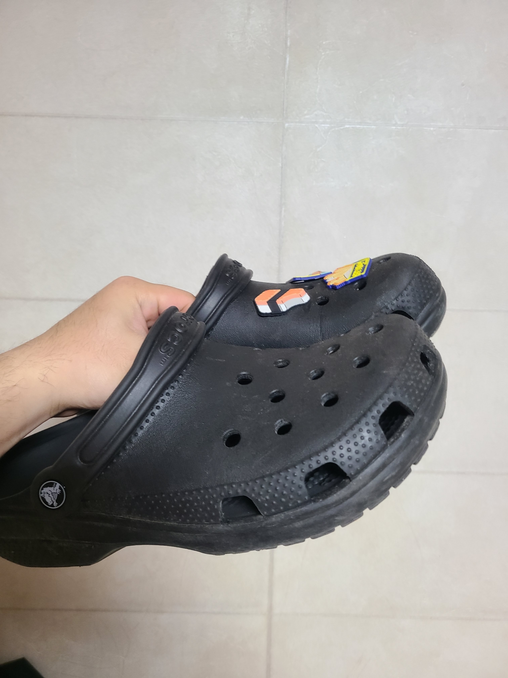 Crocs Classic Clog Black 착용 스타일 - 2