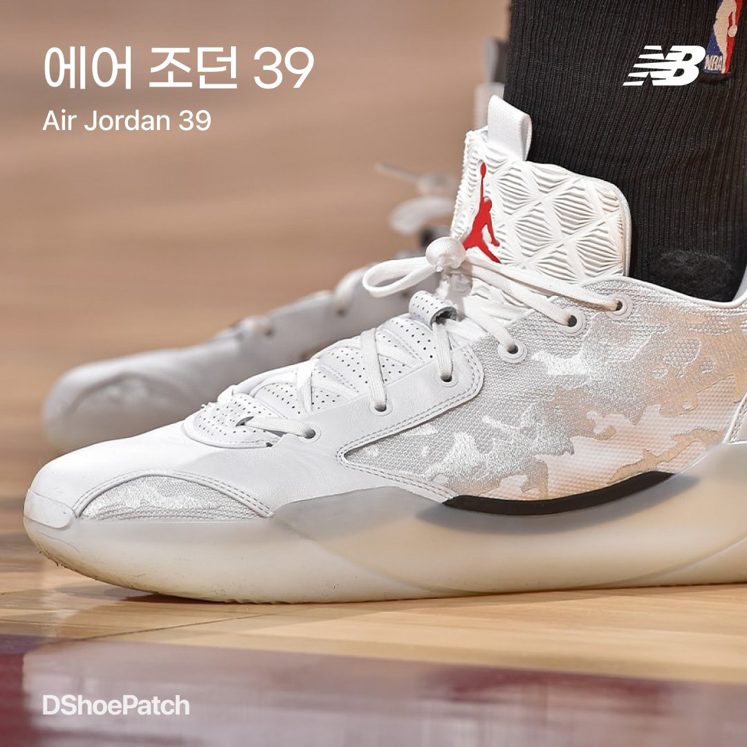 Jordan 1 Mid Triple White 2022, (W) Jordan 1 Mid SE White Metallic Silver 착용 스타일 - 1