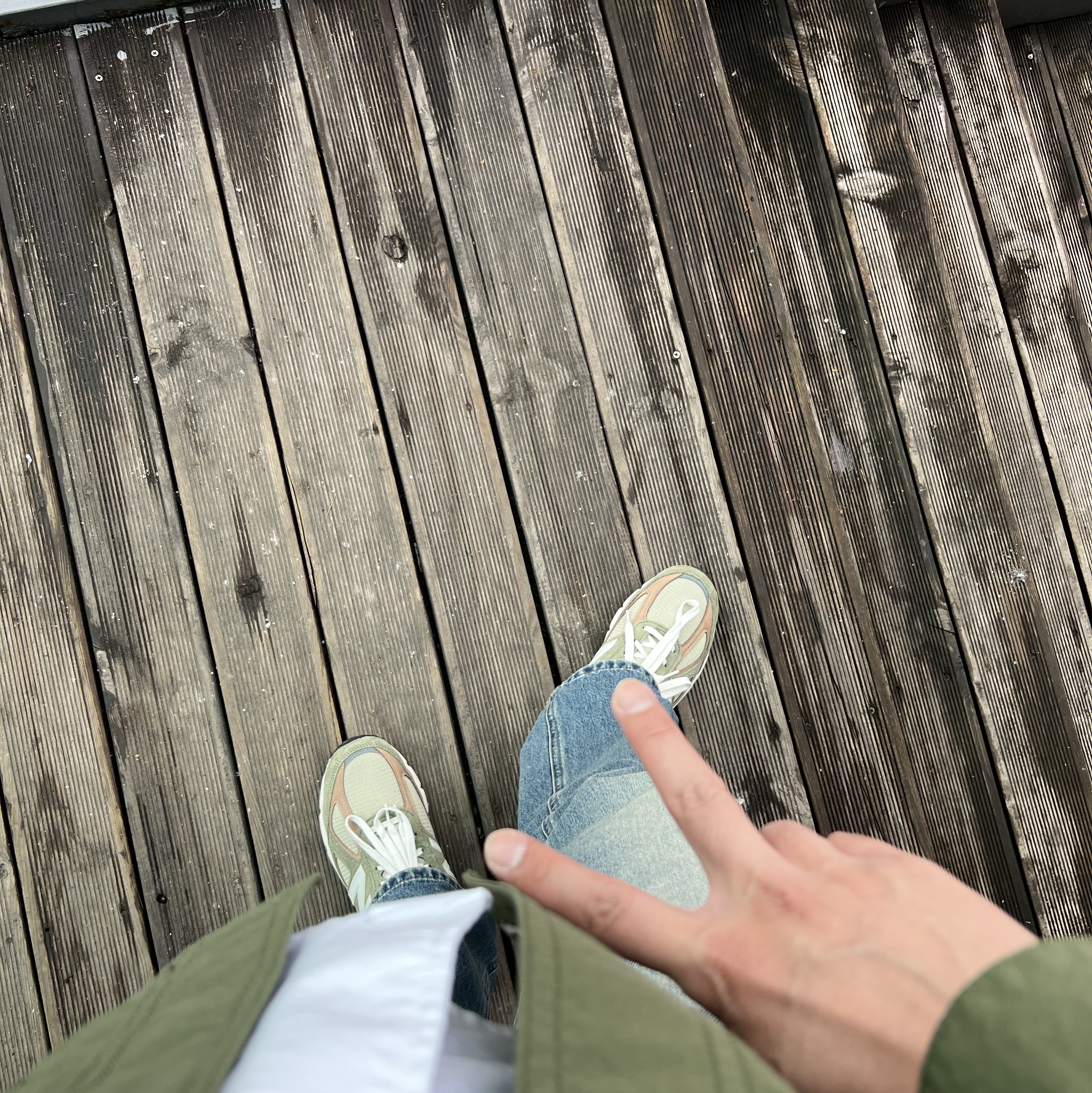 New Balance 990v4 Made in USA Olive Incense 착용 스타일
