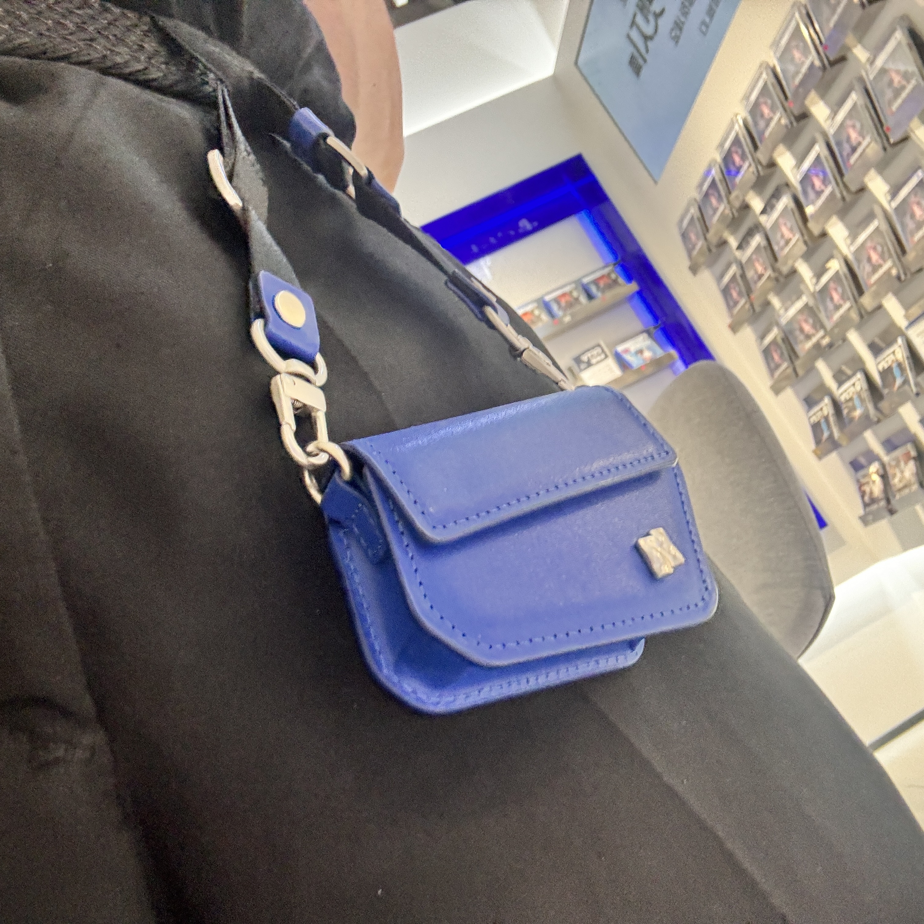 Ader Error Prato AirPods Pouch Z-Blue 착용 스타일