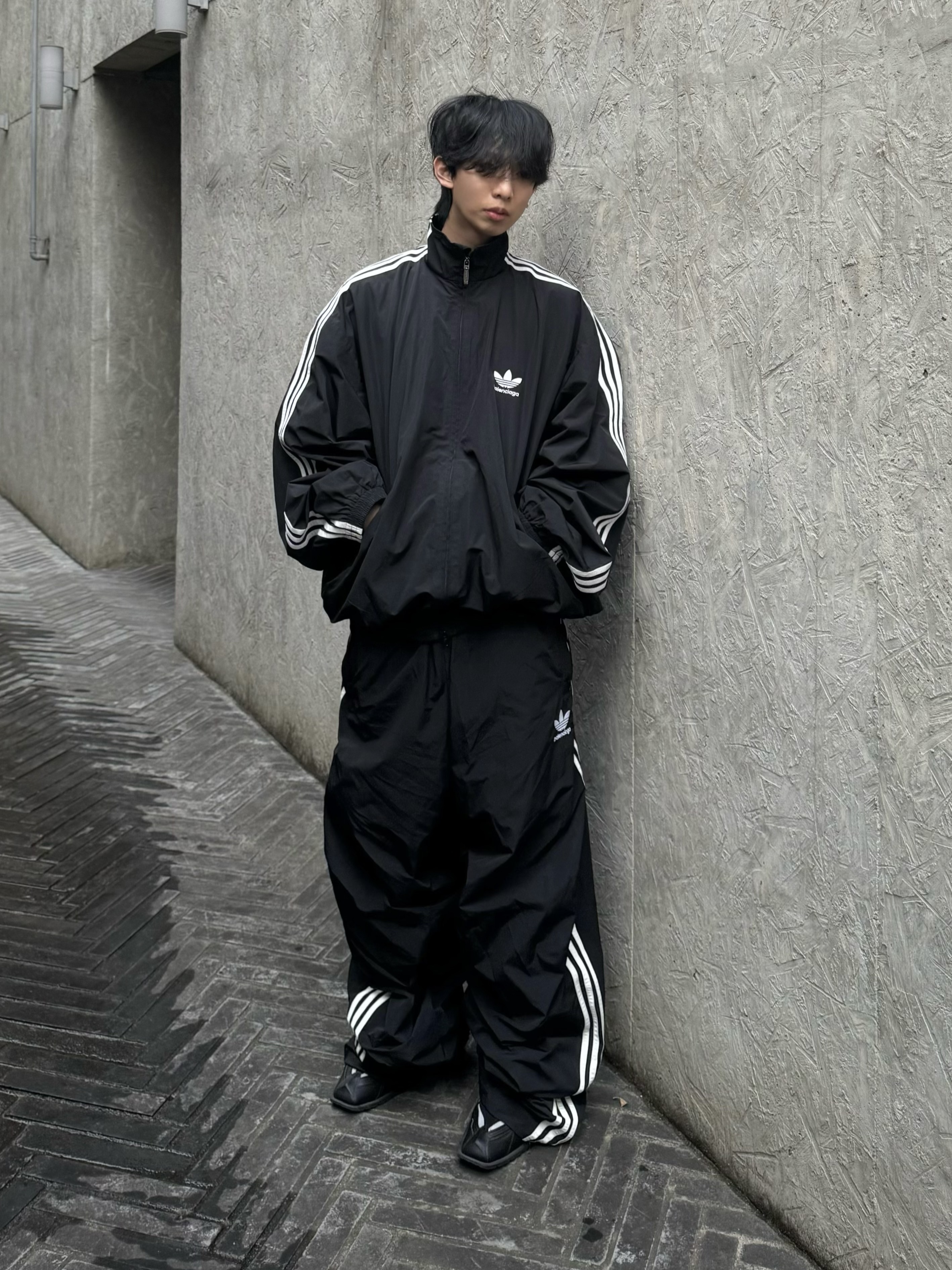 Balenciaga x Adidas Performance Poplin Tracksuit Jacket Black, Balenciaga x Adidas Tracksuit Trousers Black 착용 스타일 - 1