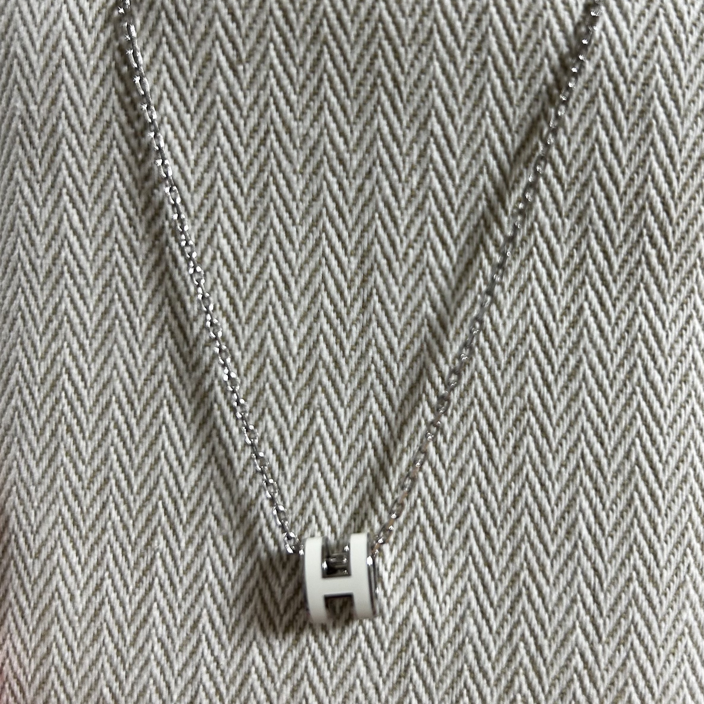 (W) Hermes Mini Pop H Pendant Palladium & Blanc 착용 스타일