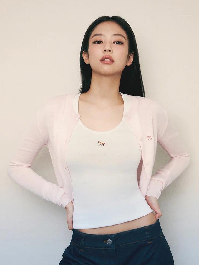Maison Kitsune Baby Fox Patch Classic Pocket T-Shirt Pale Orange, (W) Maison Kitsune Baby Fox Patch Boxy Cardigan Beige 착용 스타일 - 4