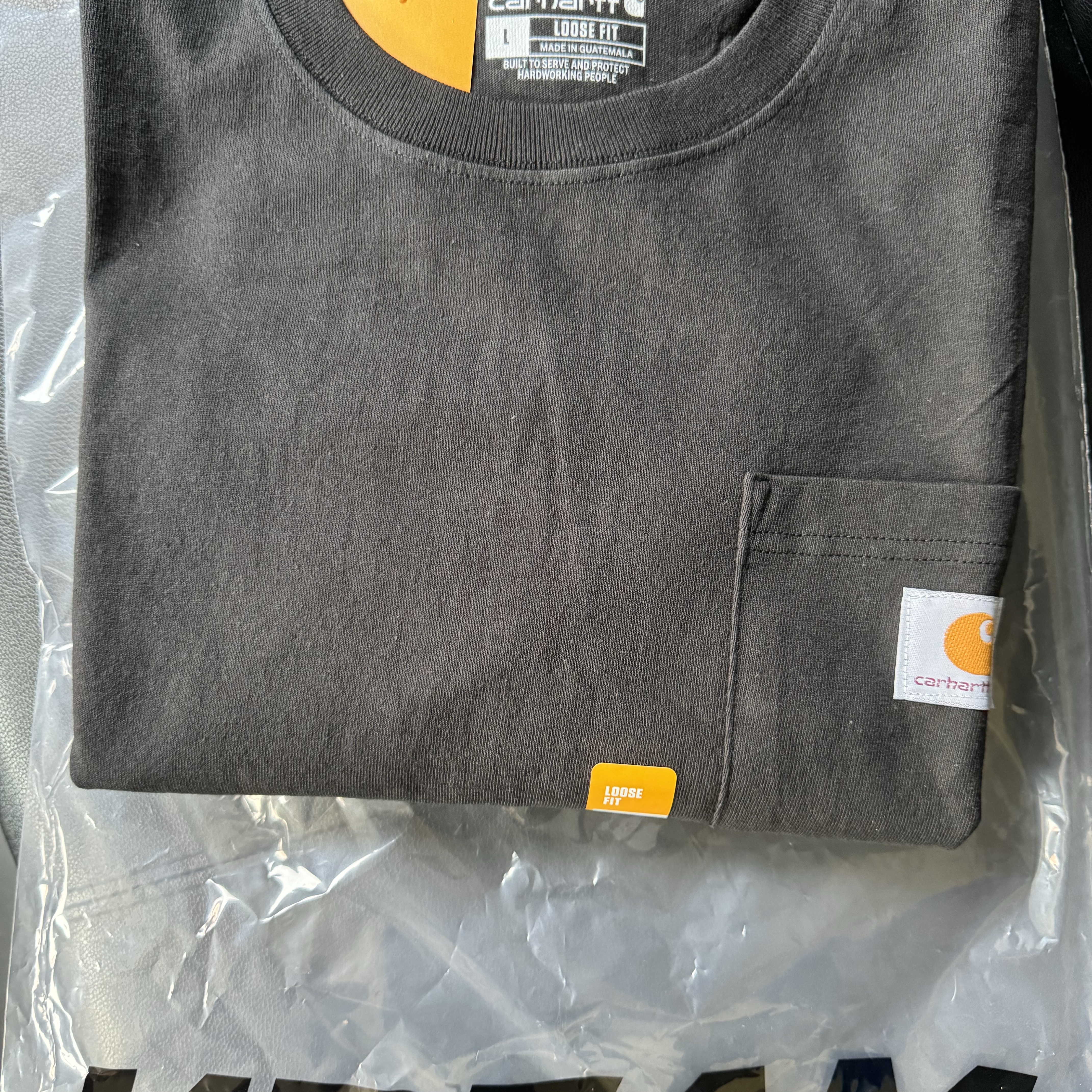 Carhartt Loose Fit Heavyweight Regular Short Sleeve Pocket T-Shirt Black 착용 스타일