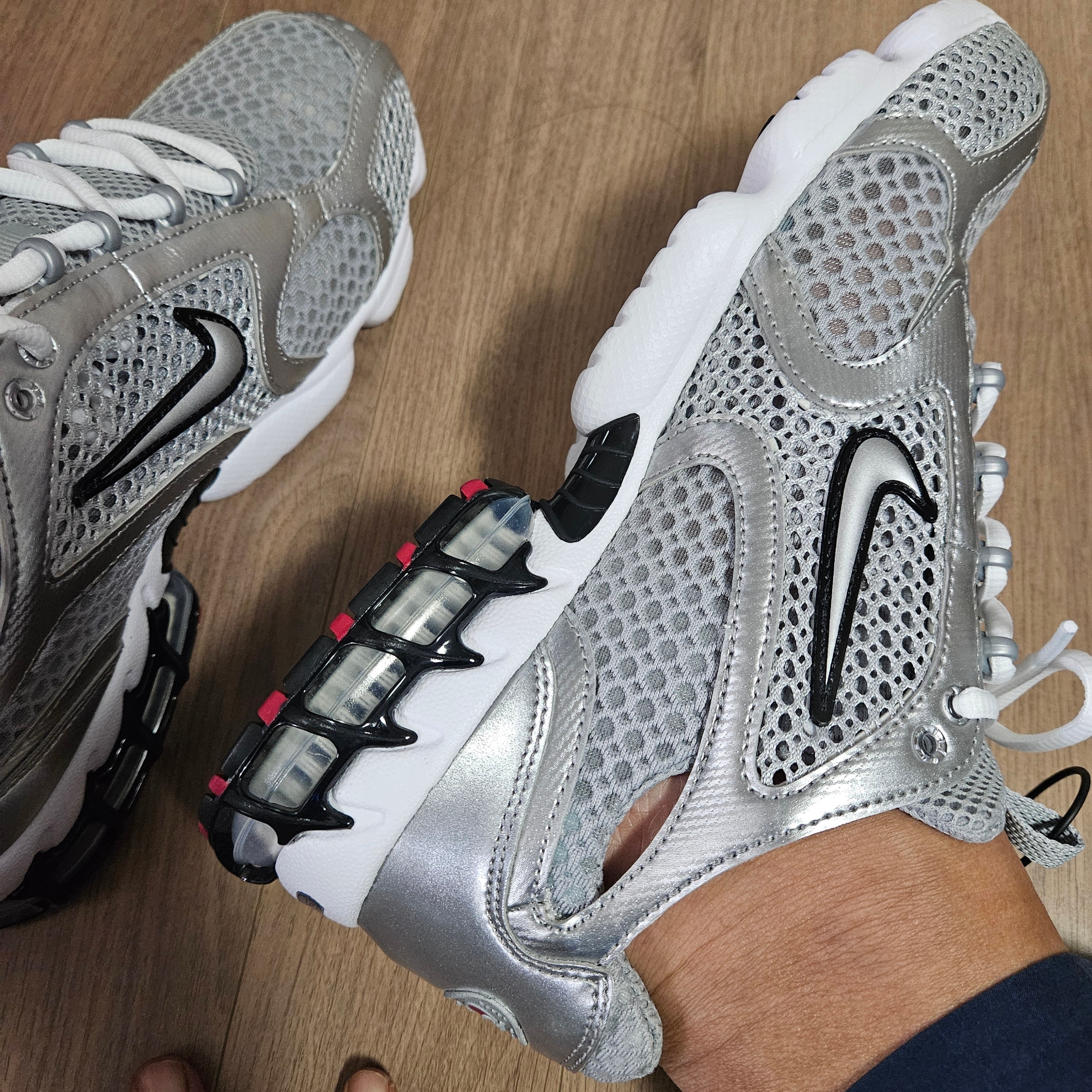 Nike Air Zoom Spiridon Cage 2 Metallic Silver 착용 스타일 - 1