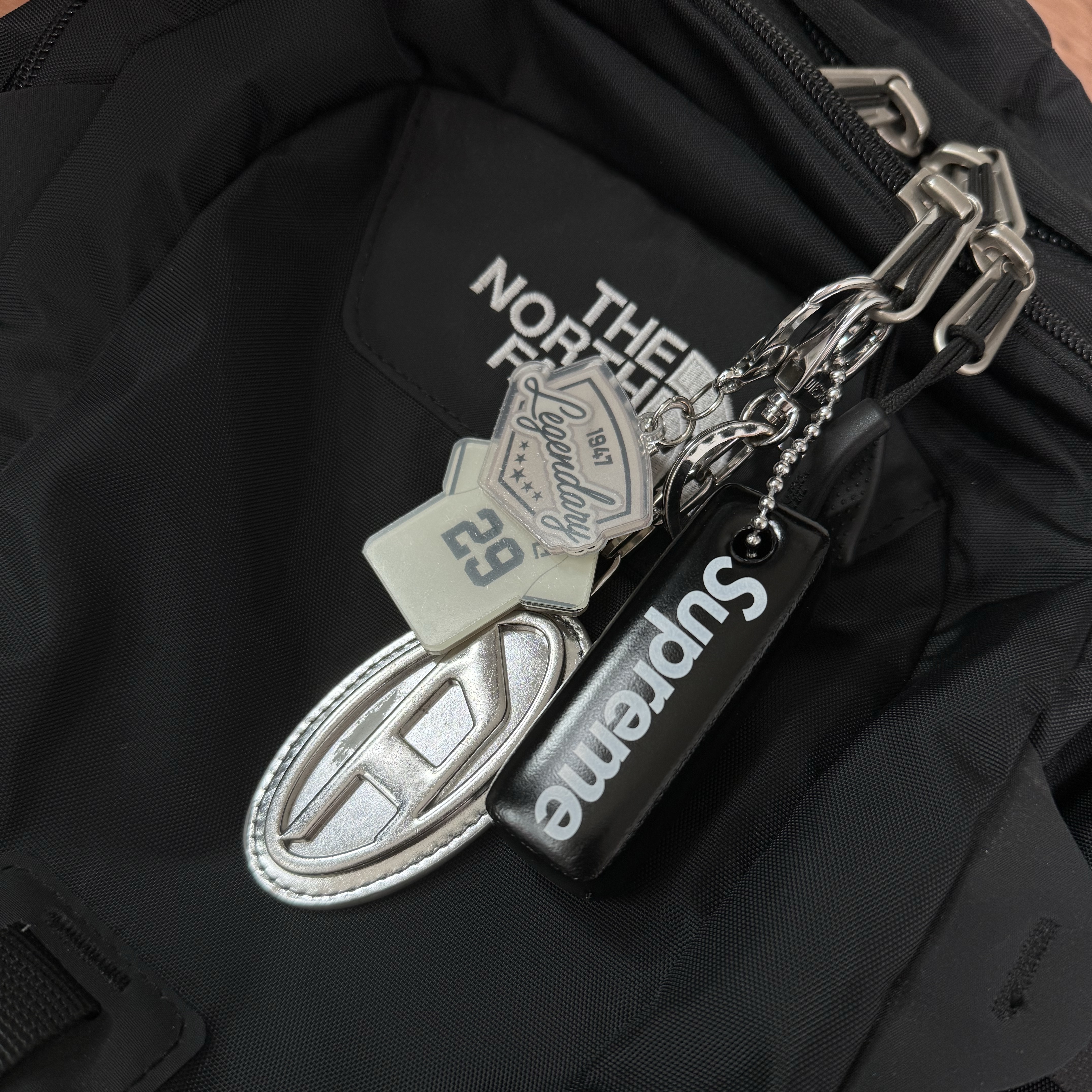 Supreme Floating Keychain Black - 23FW, Diesel Holy D Mirror Leather Logo Plaque Keyring Silver 착용 스타일 - 1