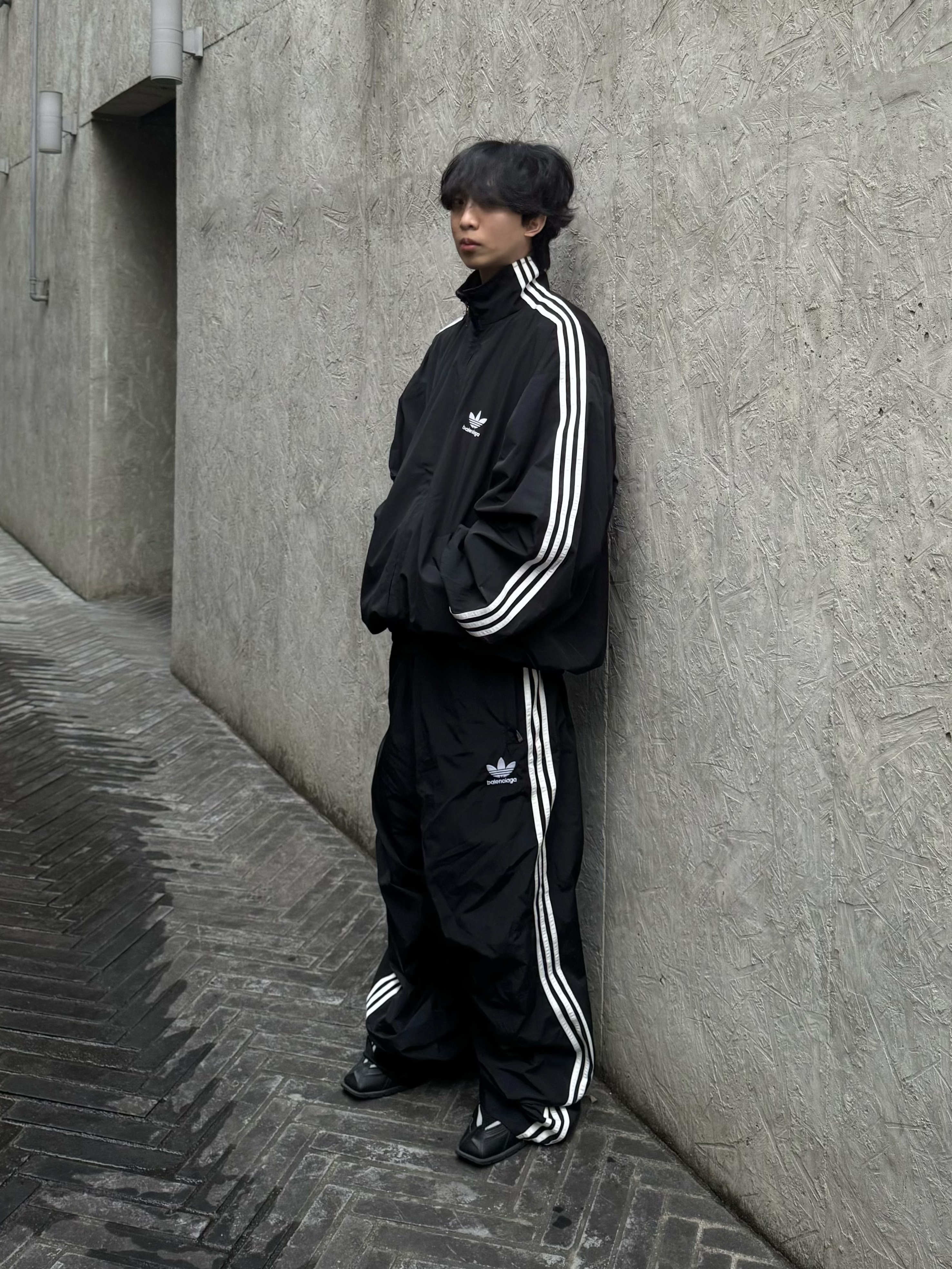 Balenciaga x Adidas Performance Poplin Tracksuit Jacket Black, Balenciaga x Adidas Tracksuit Trousers Black 착용 스타일 - 2