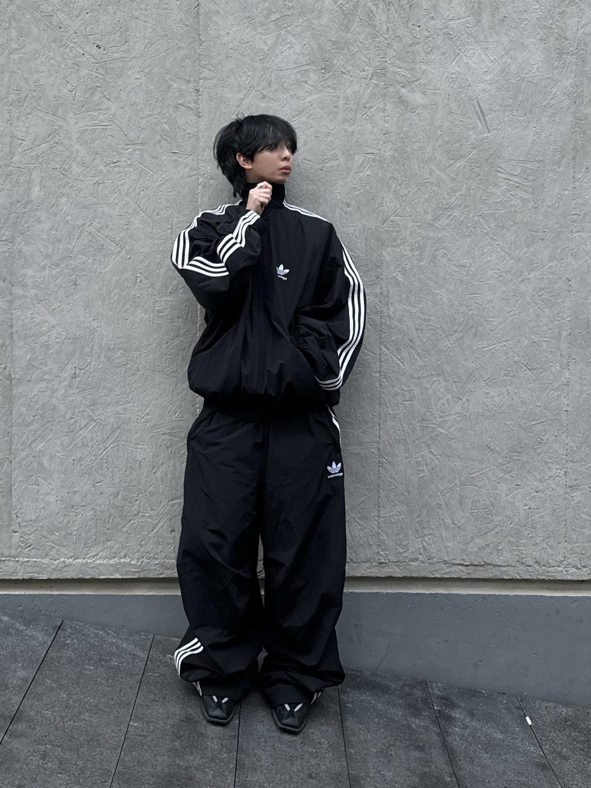 Balenciaga x Adidas Performance Poplin Tracksuit Jacket Black, Balenciaga x Adidas Tracksuit Trousers Black 착용 스타일 - 5