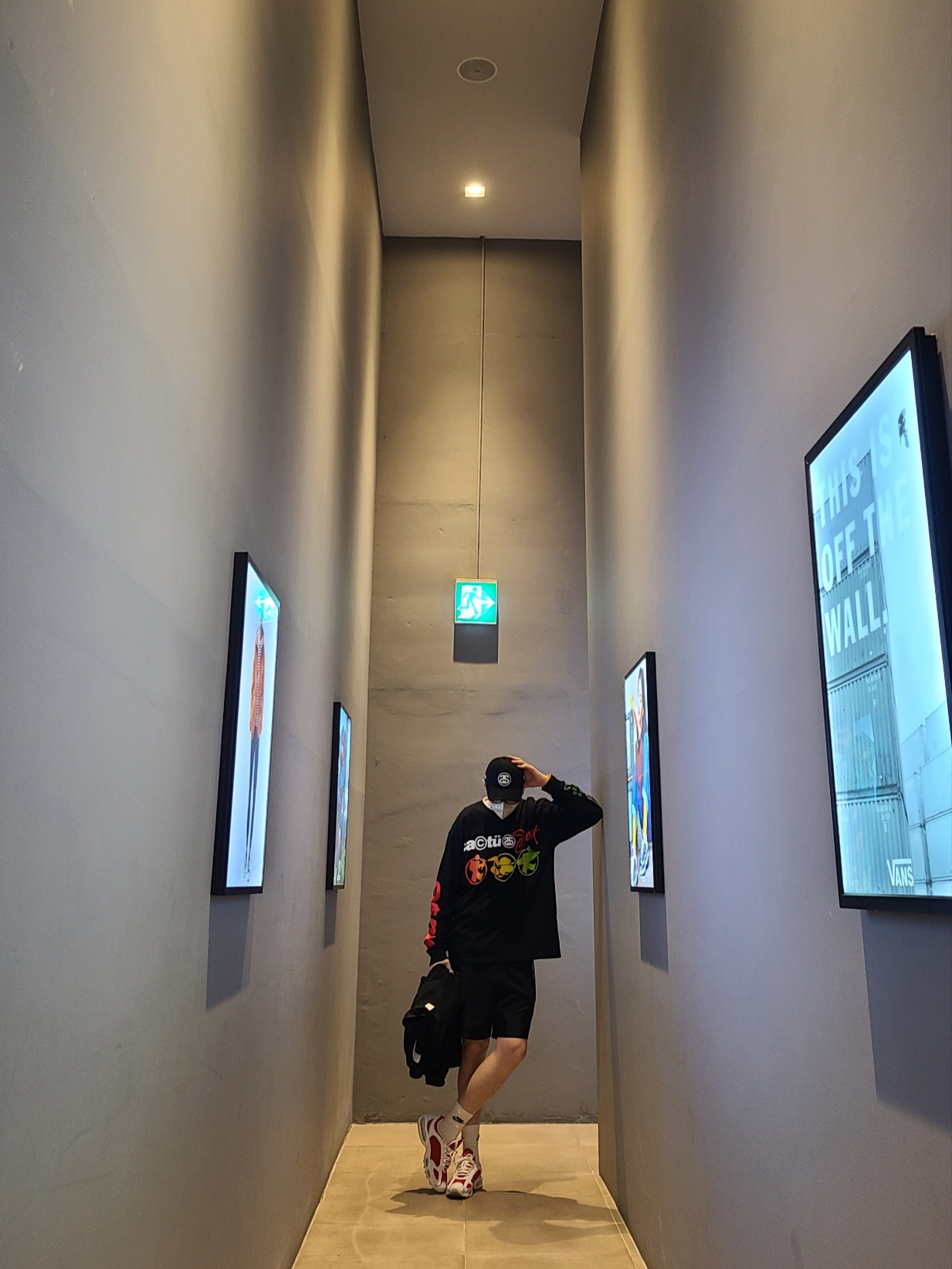Nike x Supreme Air Max Tailwind 4 White, Stussy x Cactus Plant Flea Market Sport LS T-Shirt Black 착용 스타일