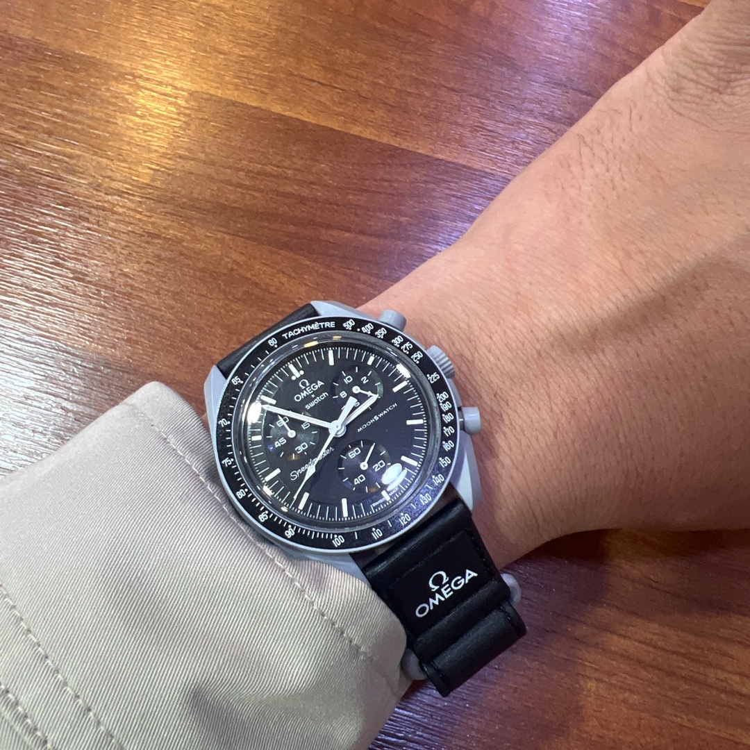 Swatch x Omega Bioceramic MoonSwatch Mission To The Moon 착용 스타일