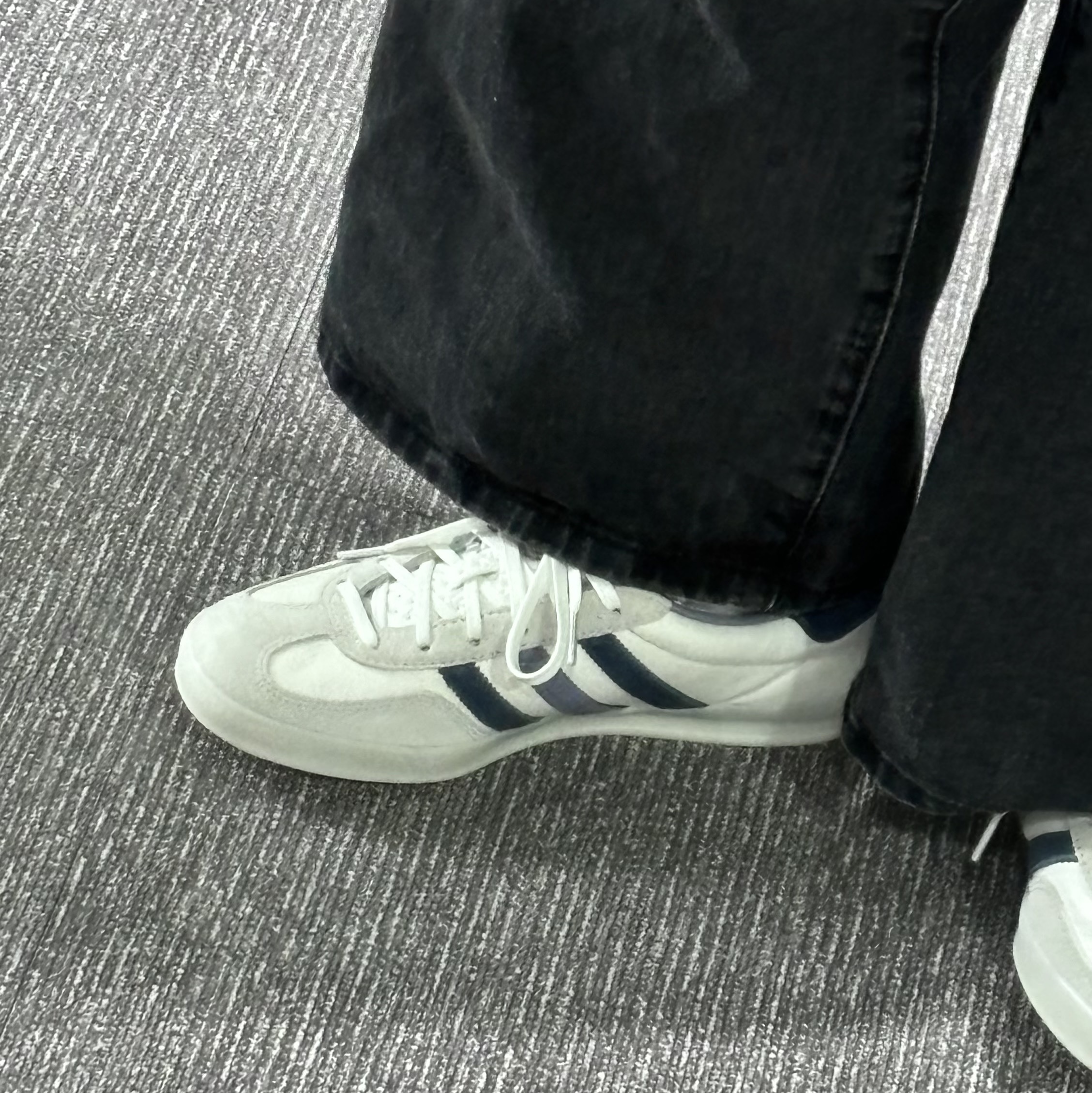Adidas Gazelle Indoor Core White Preloved Ink 착용 스타일 - 2