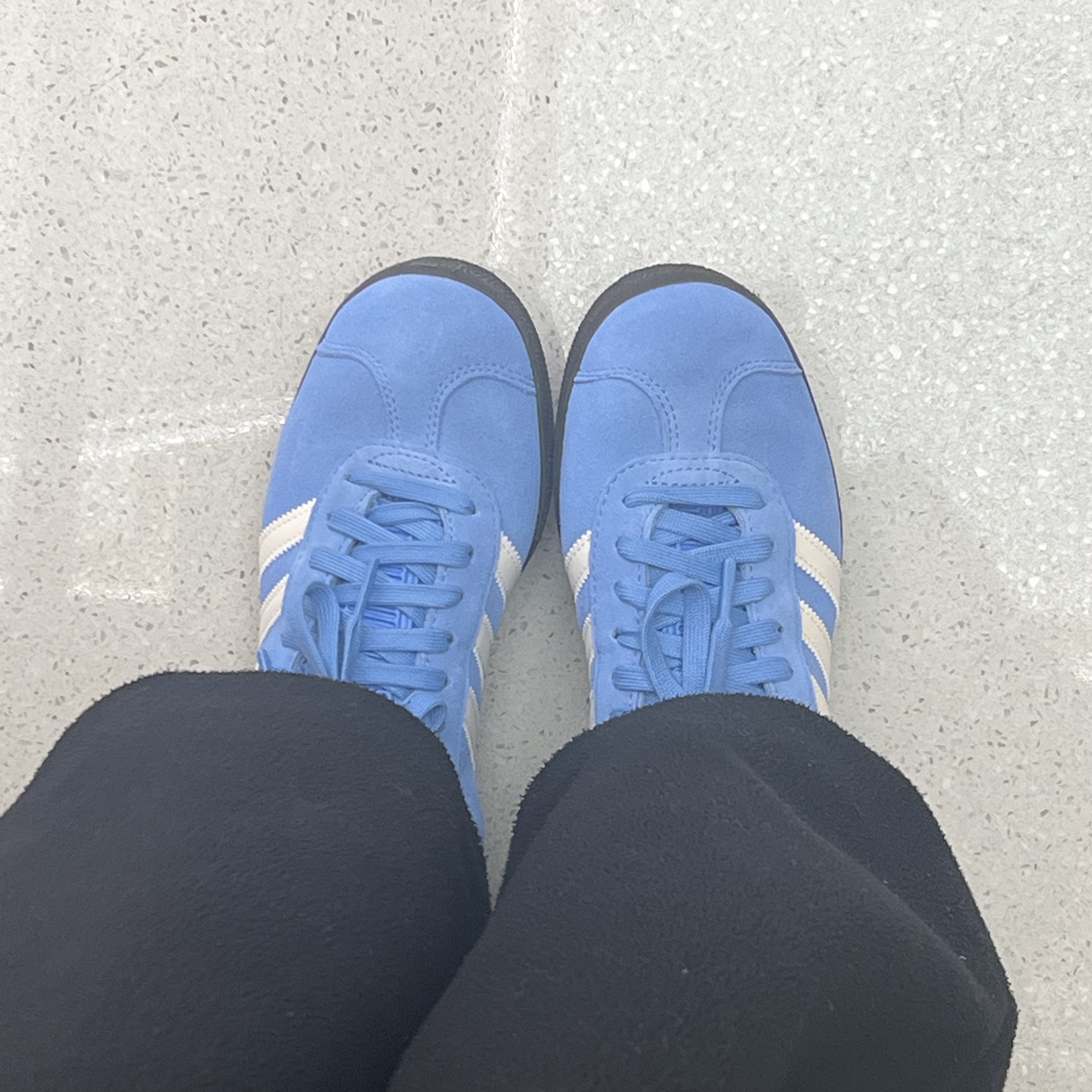 Adidas Gazelle Gold Metallic Chalk White Gum 착용 스타일