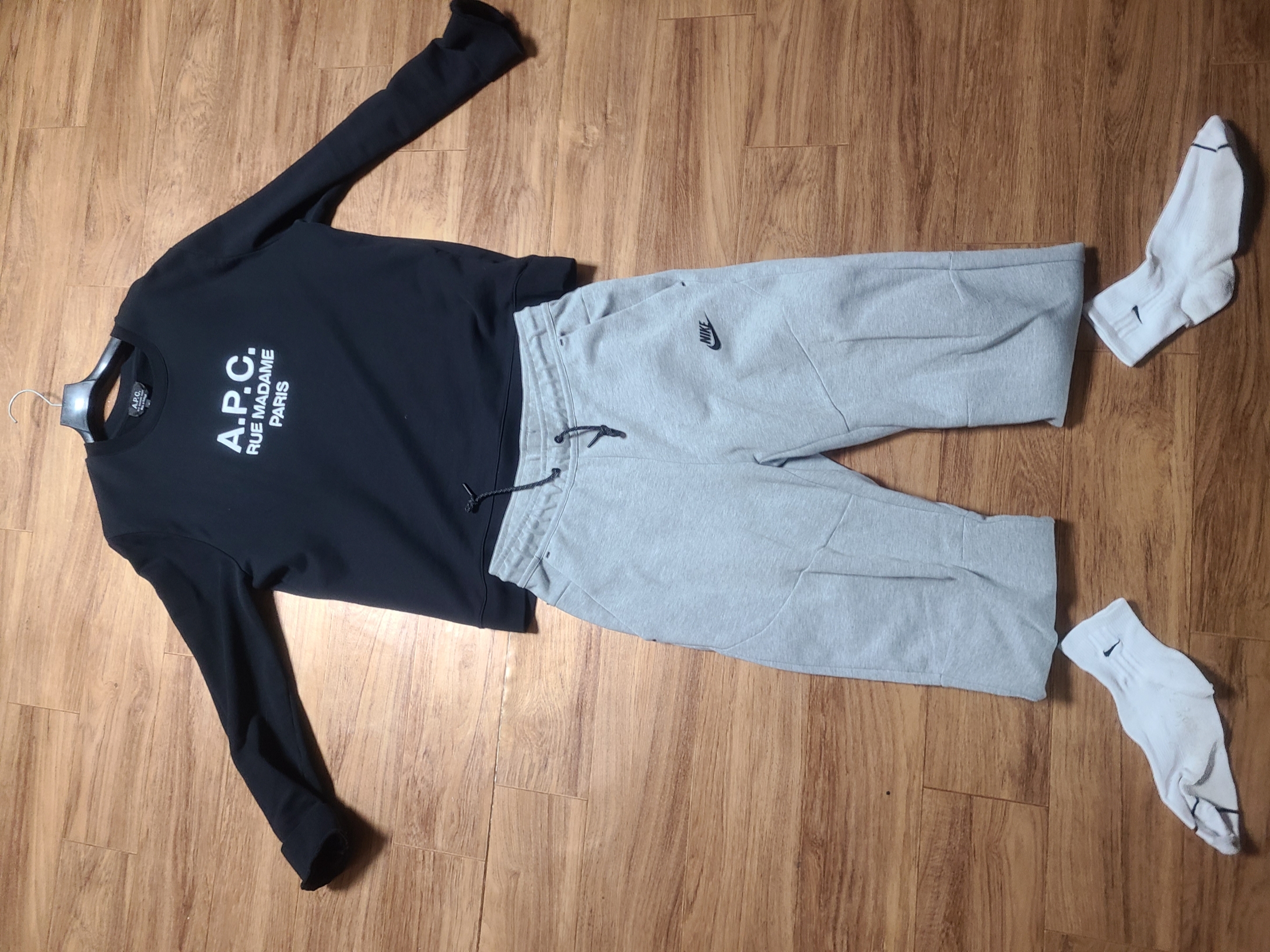 A.P.C. Rufus Sweatshirt Black, Nike NSW Tech Fleece Jogger Dark Grey Heather - Asia 착용 스타일