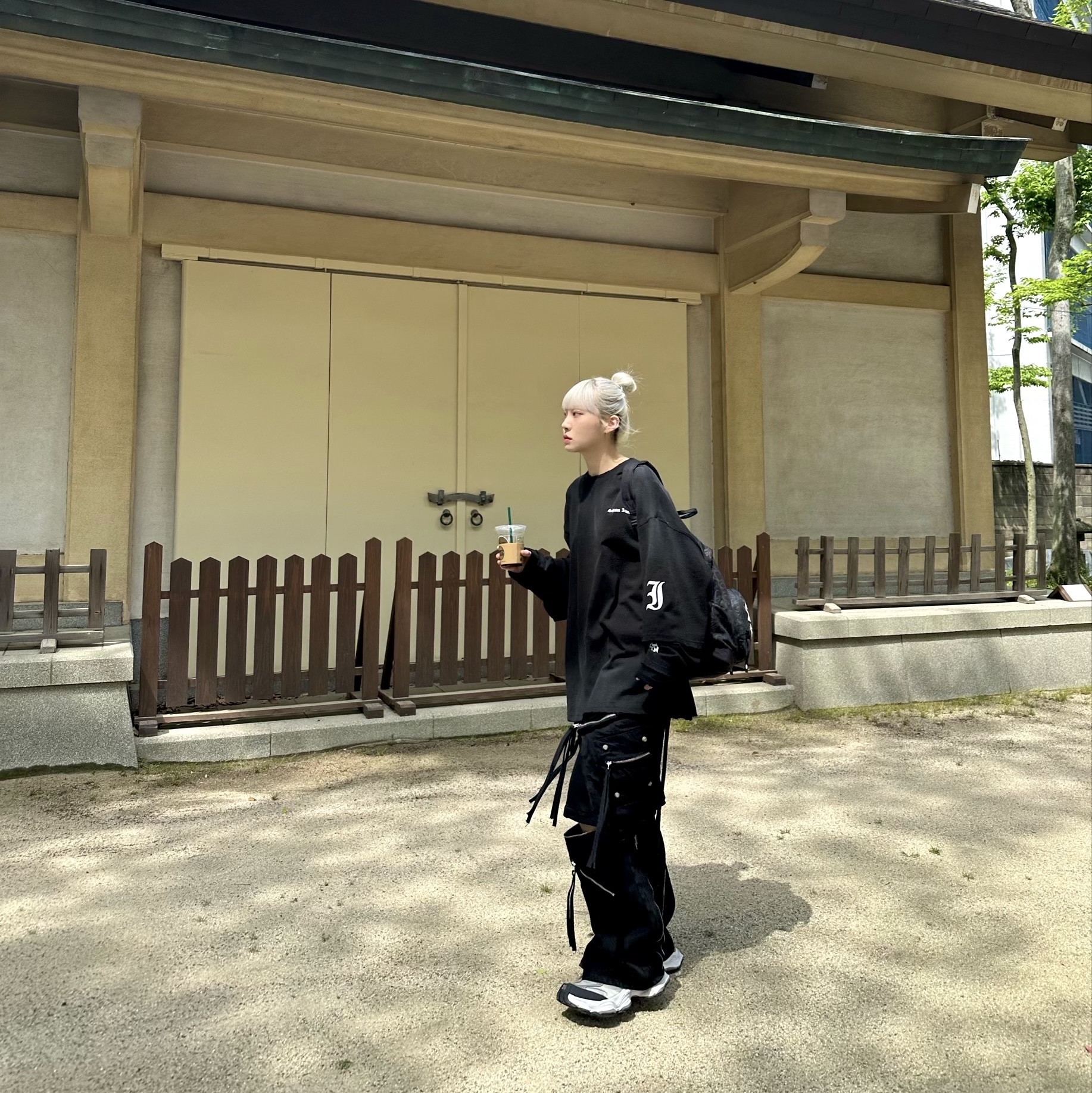 Balenciaga Cargo Sneakers White Grey 착용 스타일 - 2