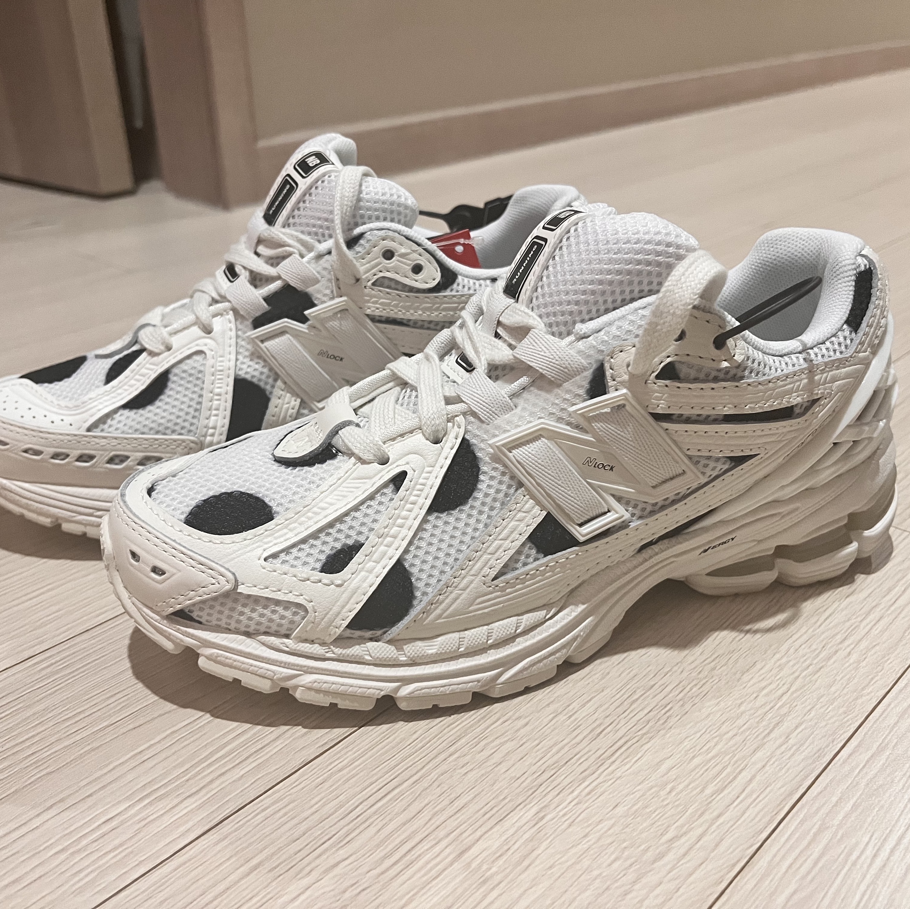 New Balance 1906R Polka Dot Off White 착용 스타일 - 3