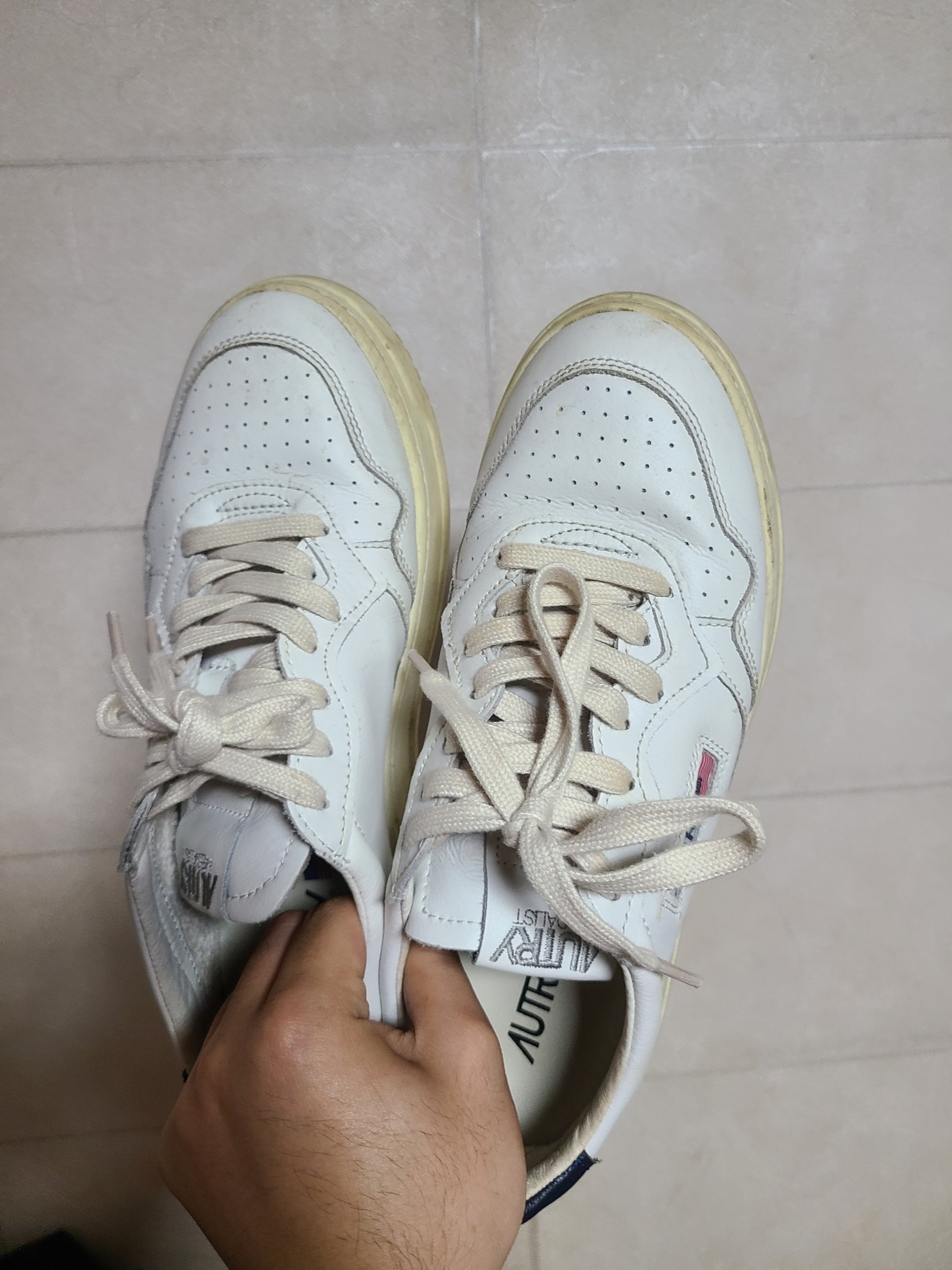 Autry Medalist Low Leather Sneakers White Blue 착용 스타일 - 1