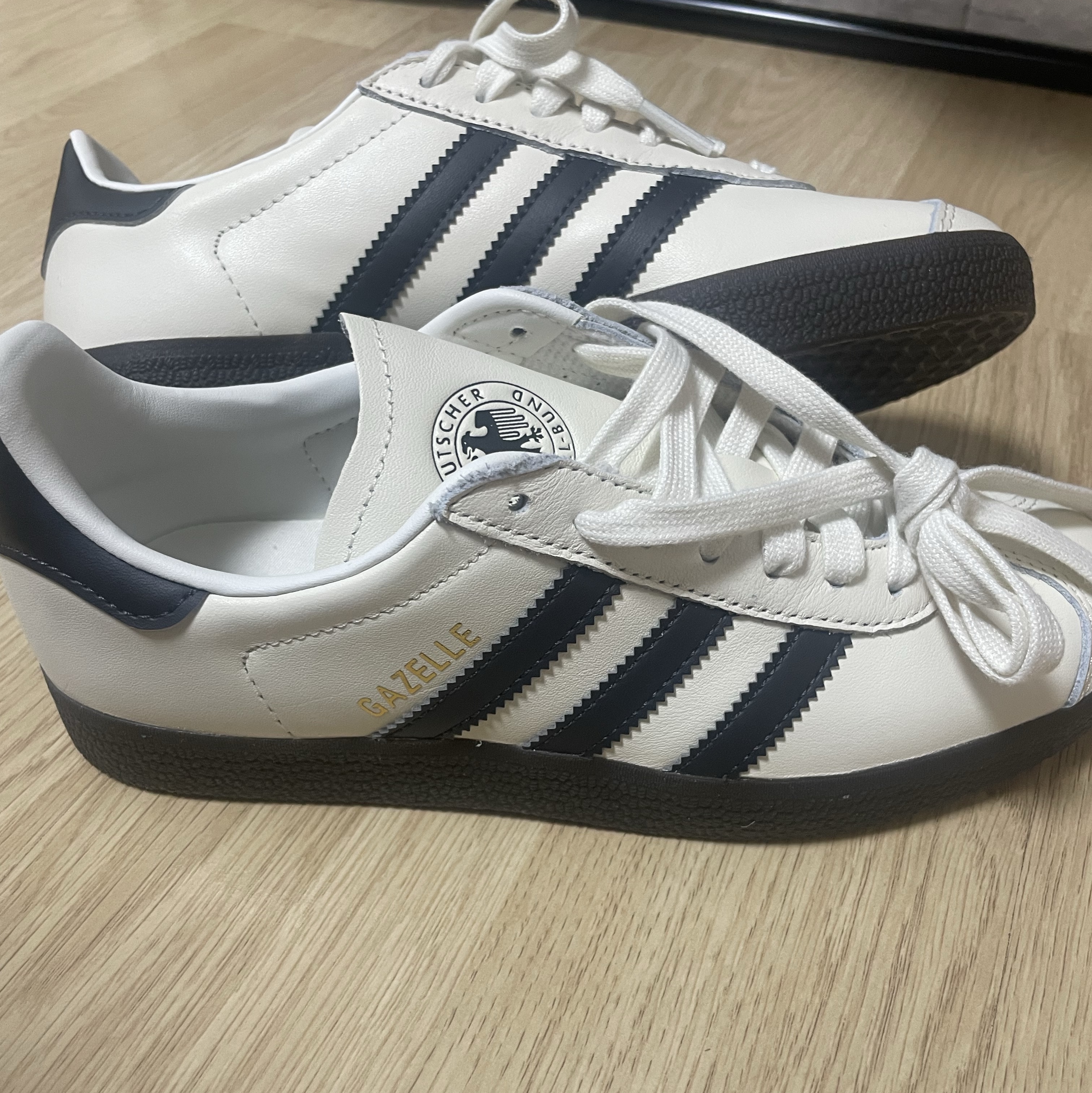Adidas Gazelle Germany Off White Utility Black 착용 스타일