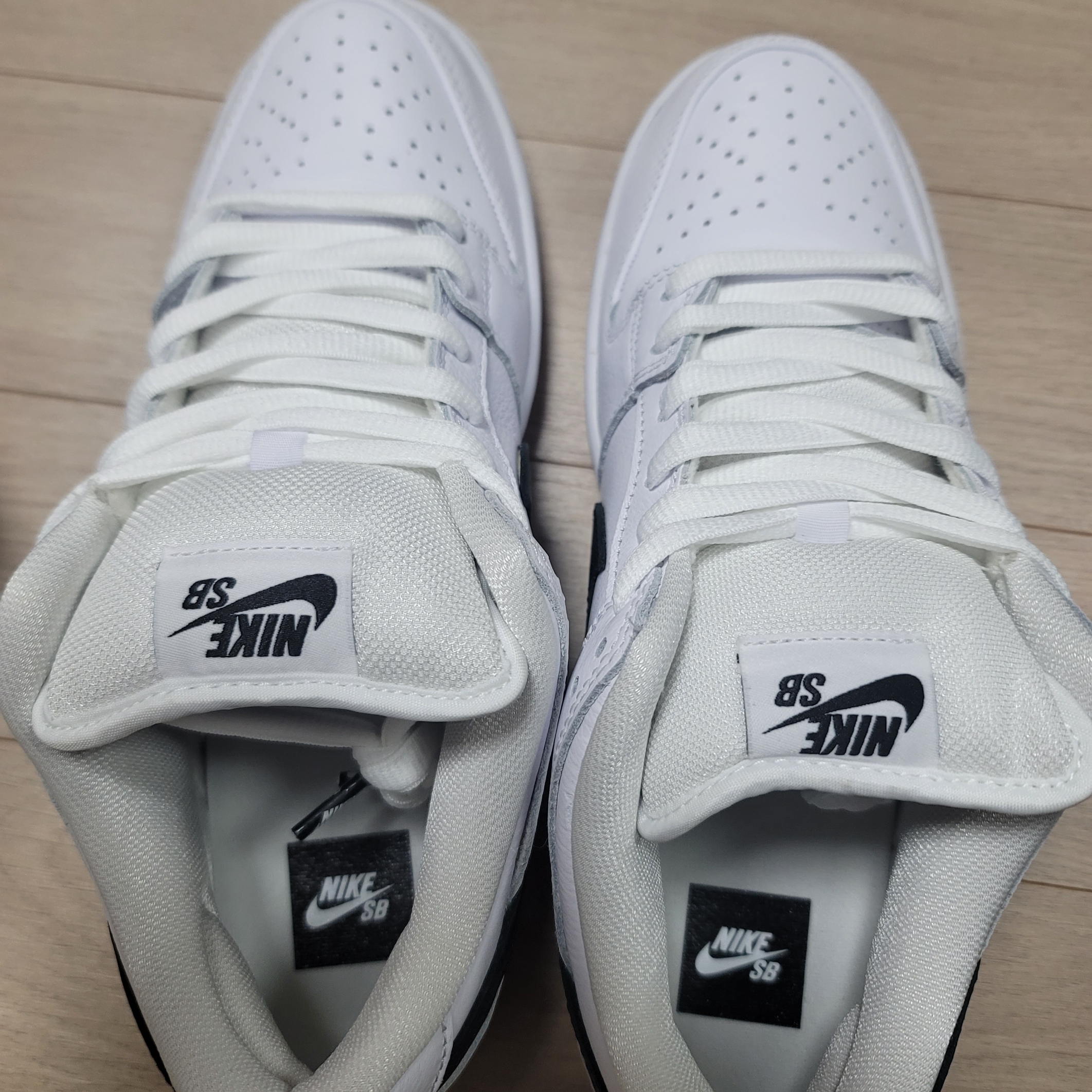 Nike SB Dunk Low Pro White and Gum Light Brown, Nike SB Dunk Low Pro Black White 착용 스타일 - 3