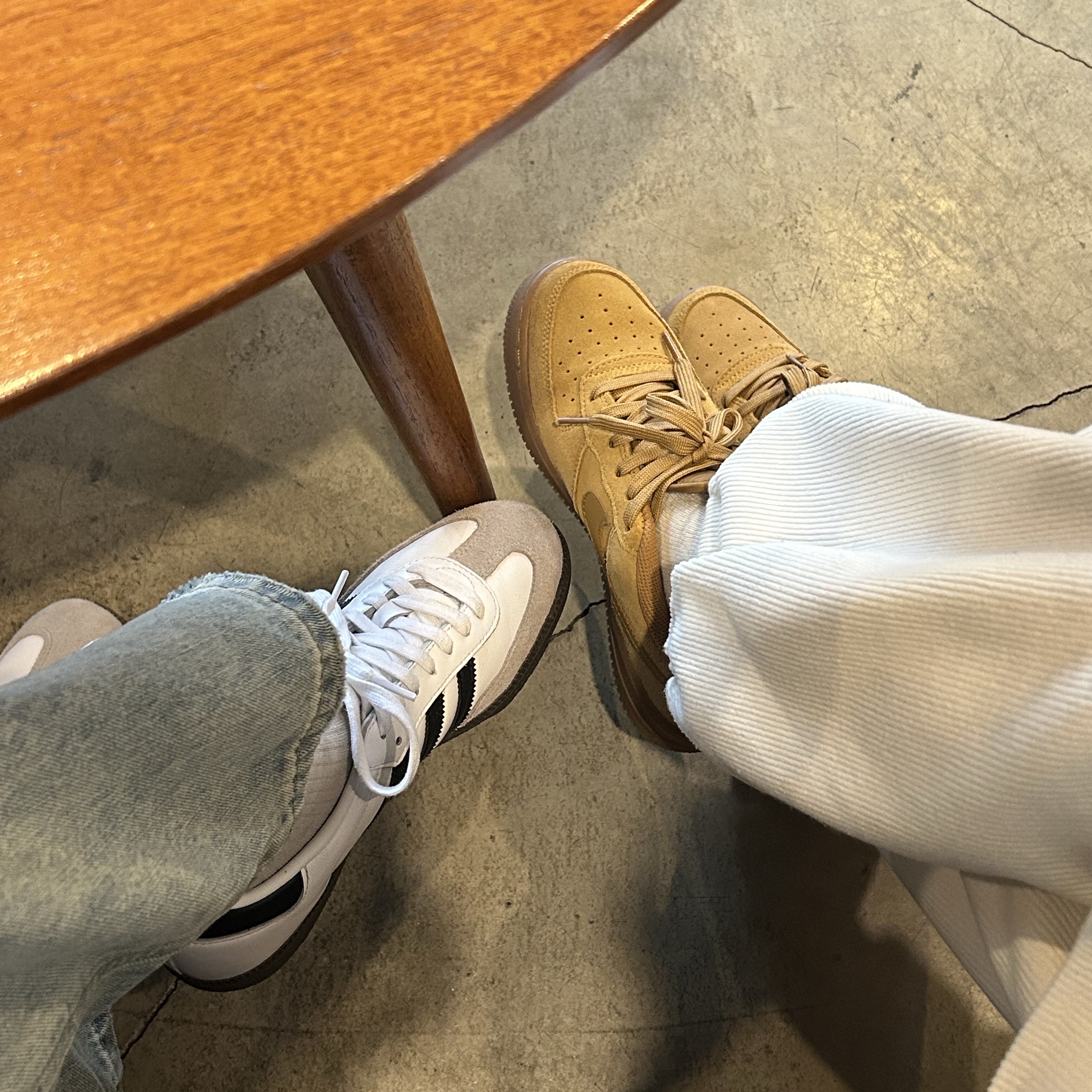 (GS) Nike Air Force 1 LV8 3 Wheat, Adidas Samba OG Cloud White 착용 스타일