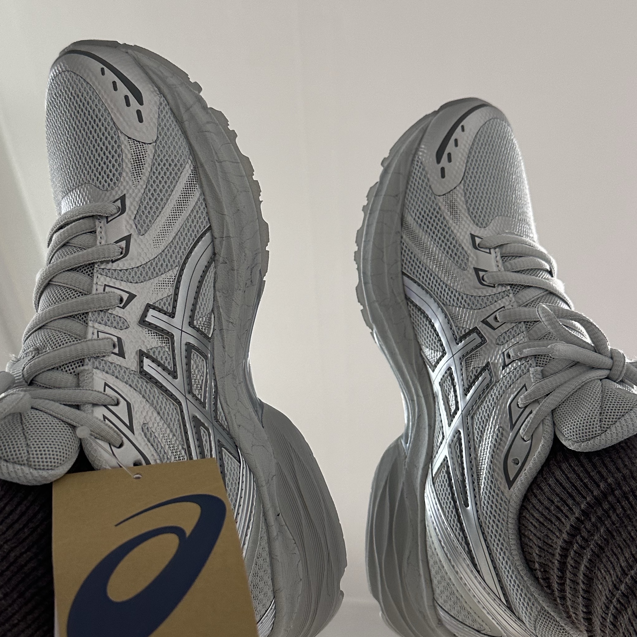 (W) Asics Gel-Flux 4 CN Gray Silver 착용 스타일 - 2