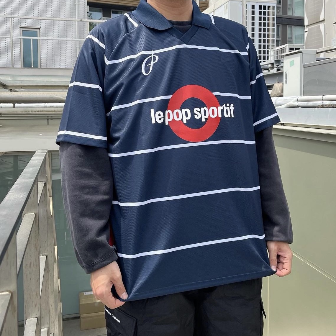 Pop Trading Company Striped Sportif Shortsleeve T-Shirt Navy 착용 스타일 - 2