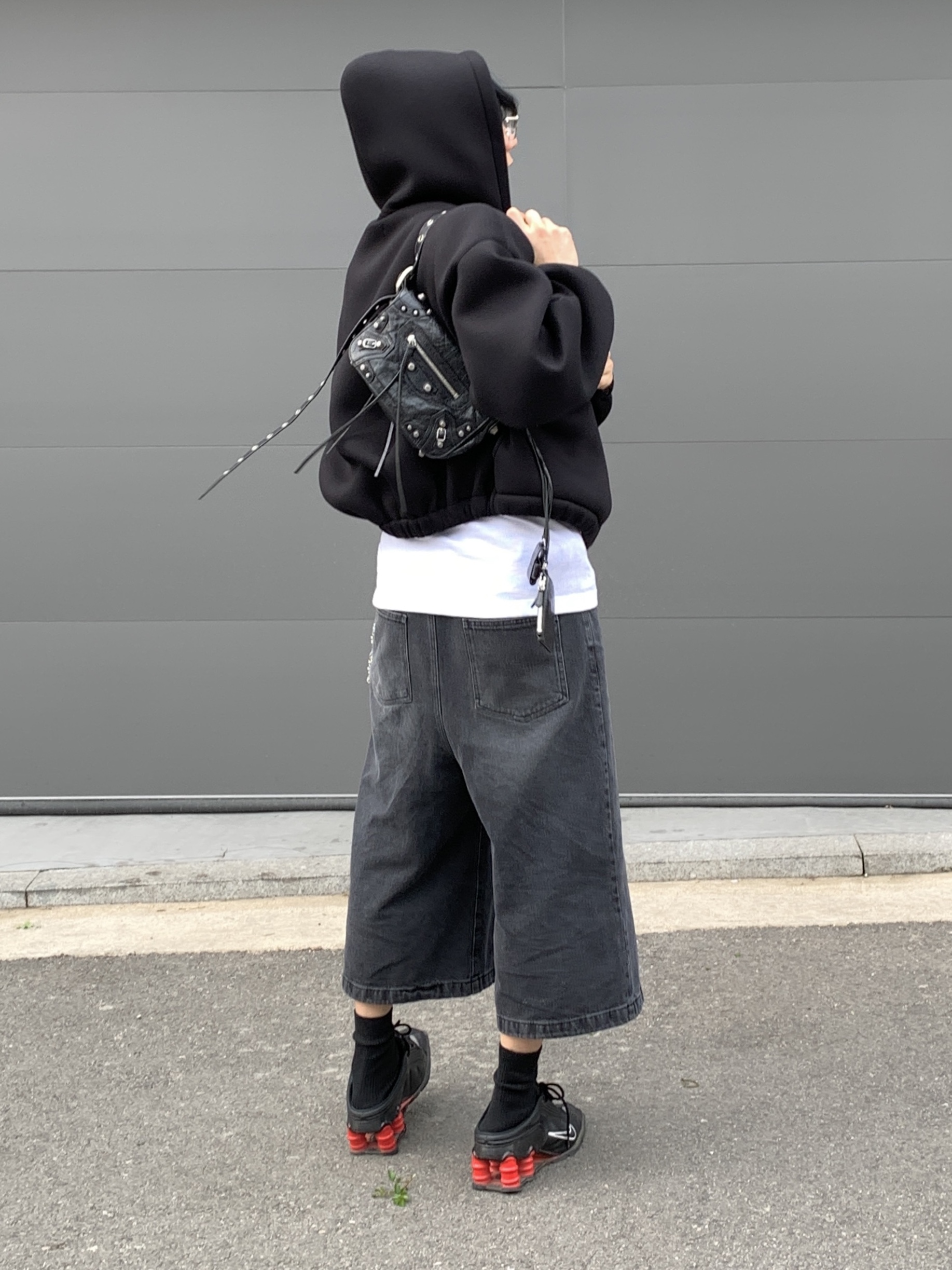Nike x Martine Rose Shox MR4 Black, Balenciaga Arena Lambskin Aged Silver Hardware Le Cagole XS Flap Bag Black 착용 스타일 - 6