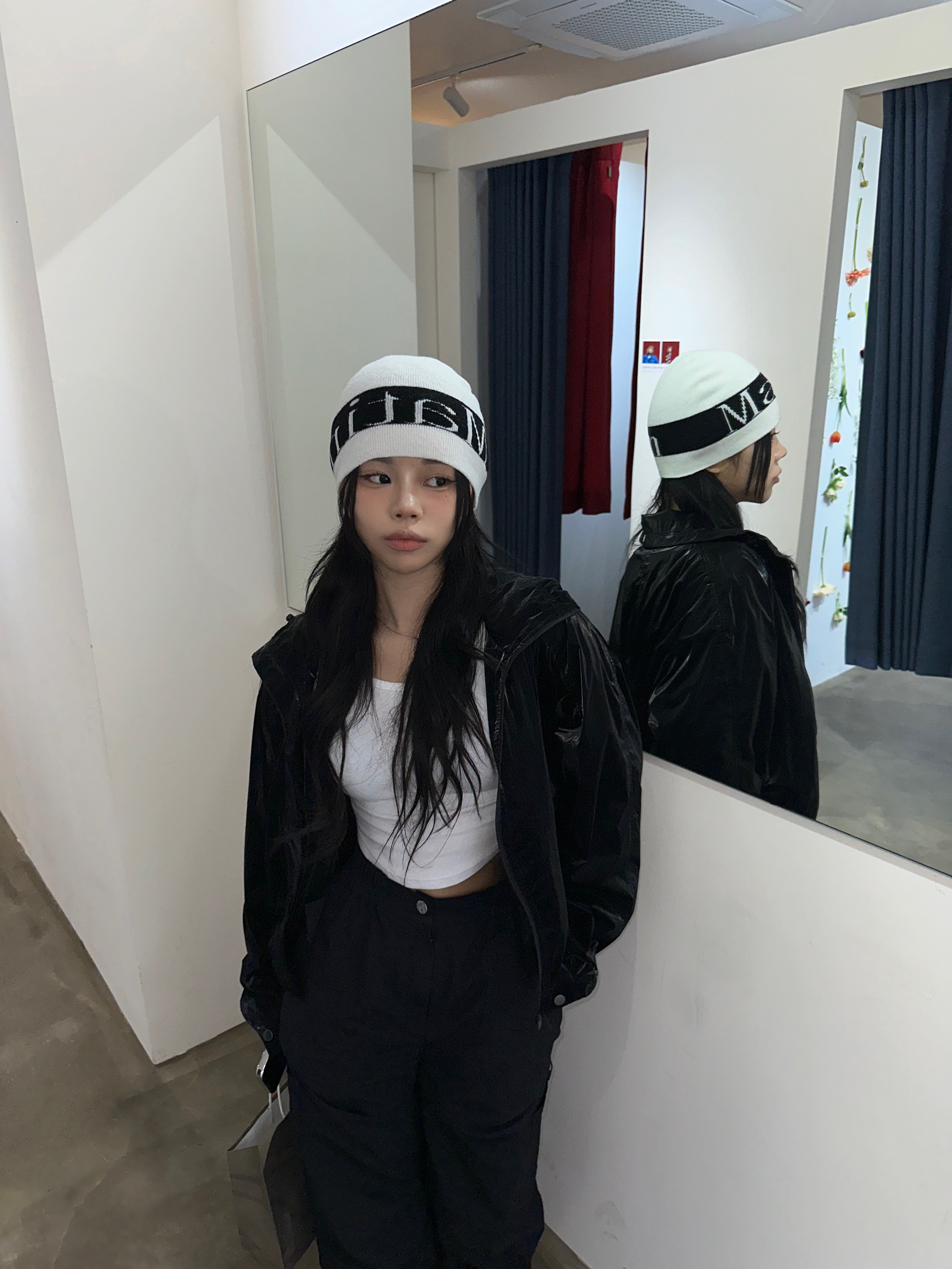 (W) Matin Kim Matin Logo Crochet Beanie White 착용 스타일