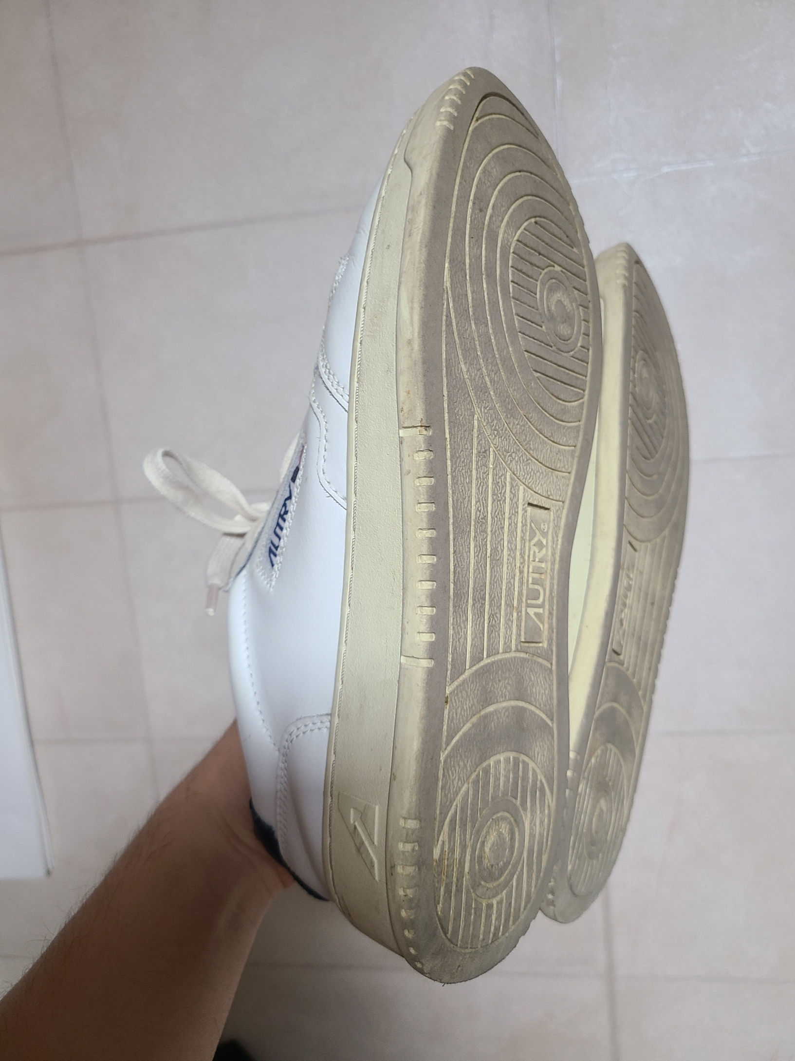 Autry Medalist Low Leather Sneakers White Blue 착용 스타일 - 3