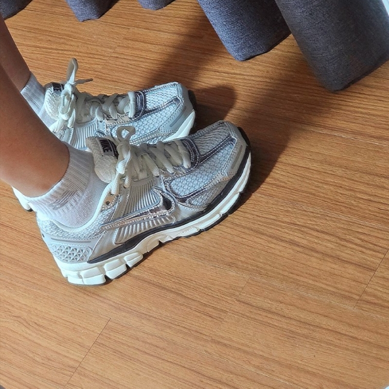 (W) Nike Zoom Vomero 5 Photon Dust and Metallic Silver 착용 스타일