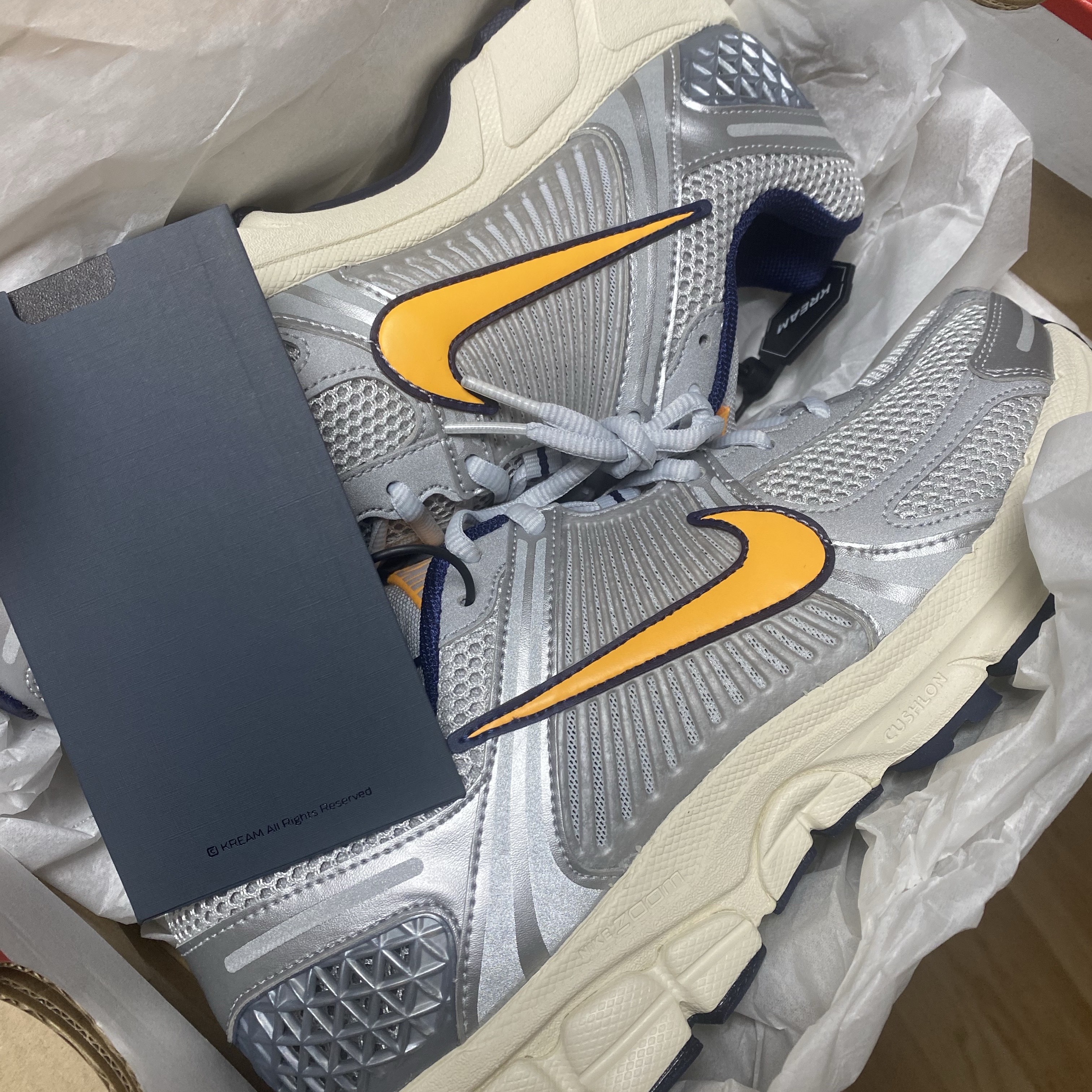 Nike Zoom Vomero 5 Pure Platinum and Laser Orange 착용 스타일