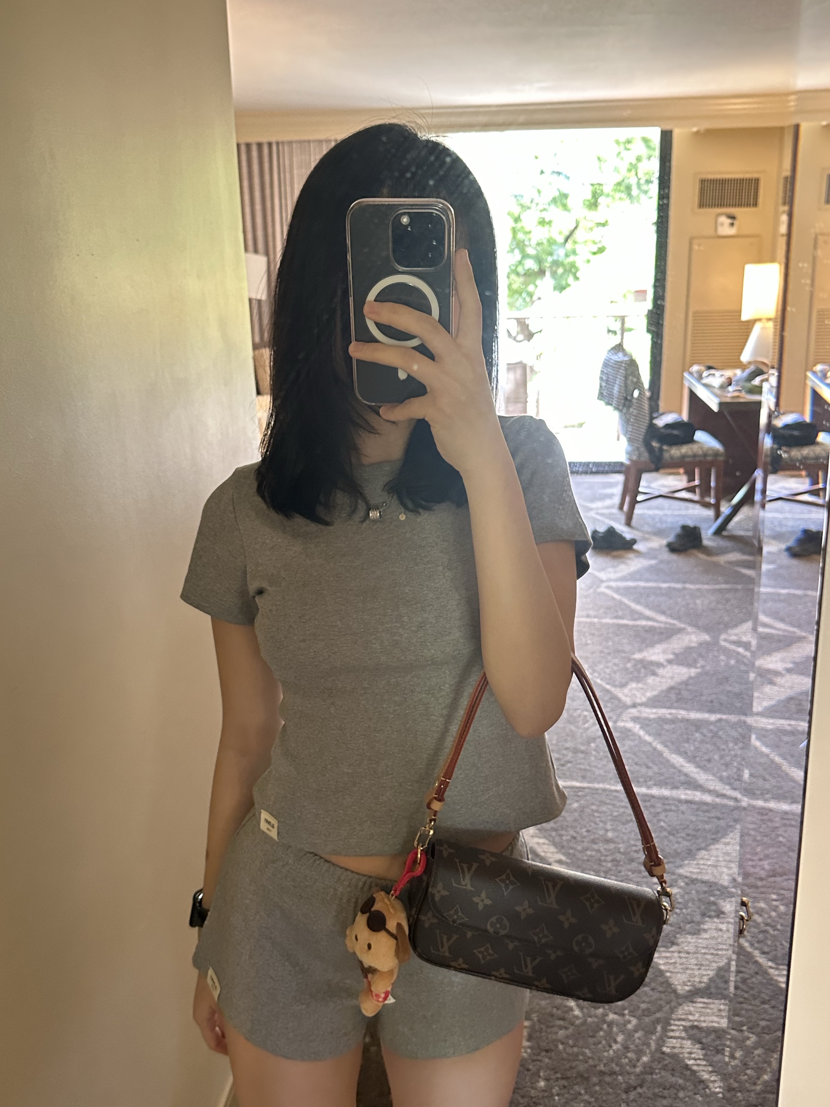 Louis Vuitton Wallet on Strap Bubblegram Black 착용 스타일
