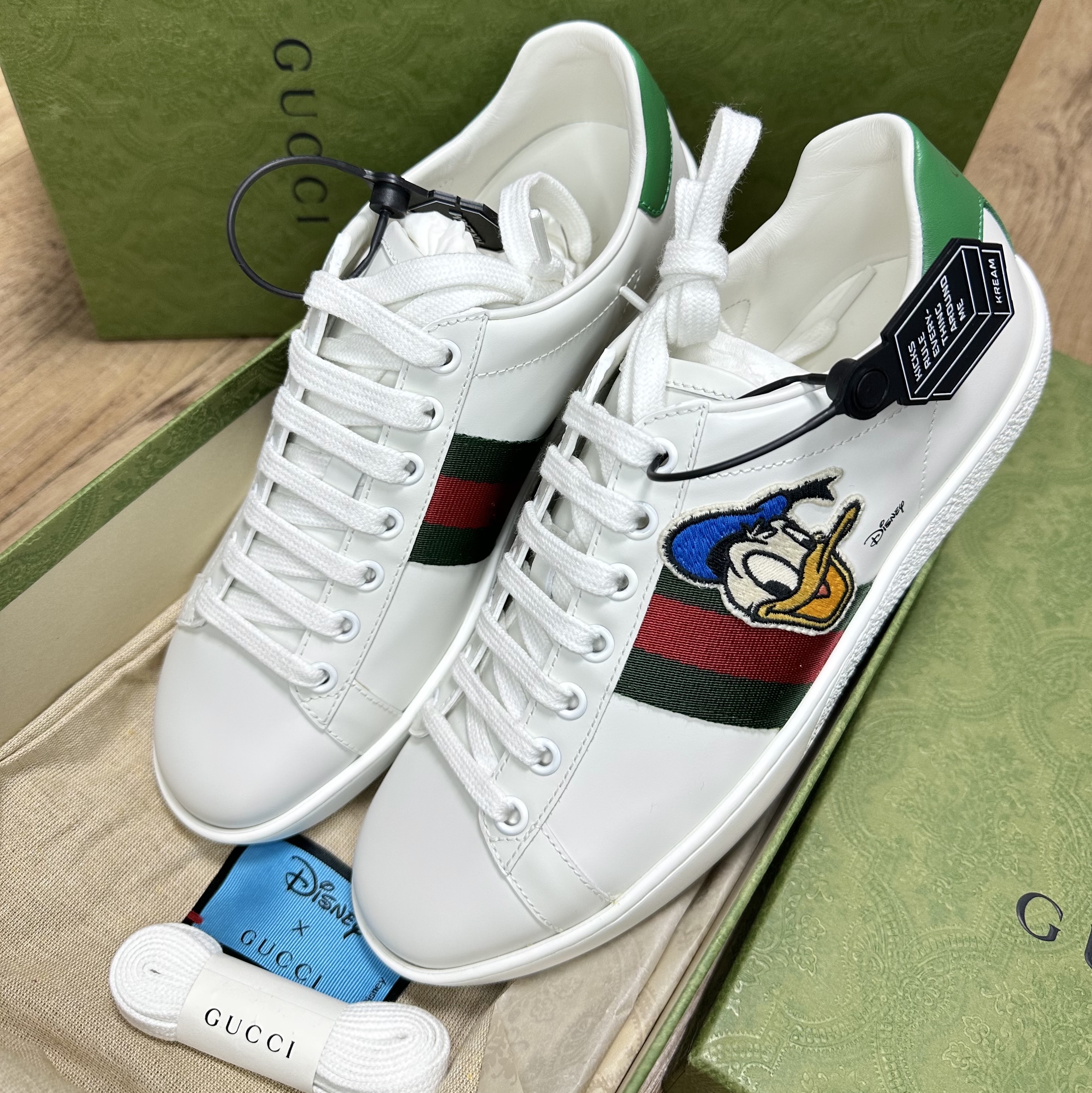 (W) Gucci x Disney Donald Duck Ace Sneakers 착용 스타일