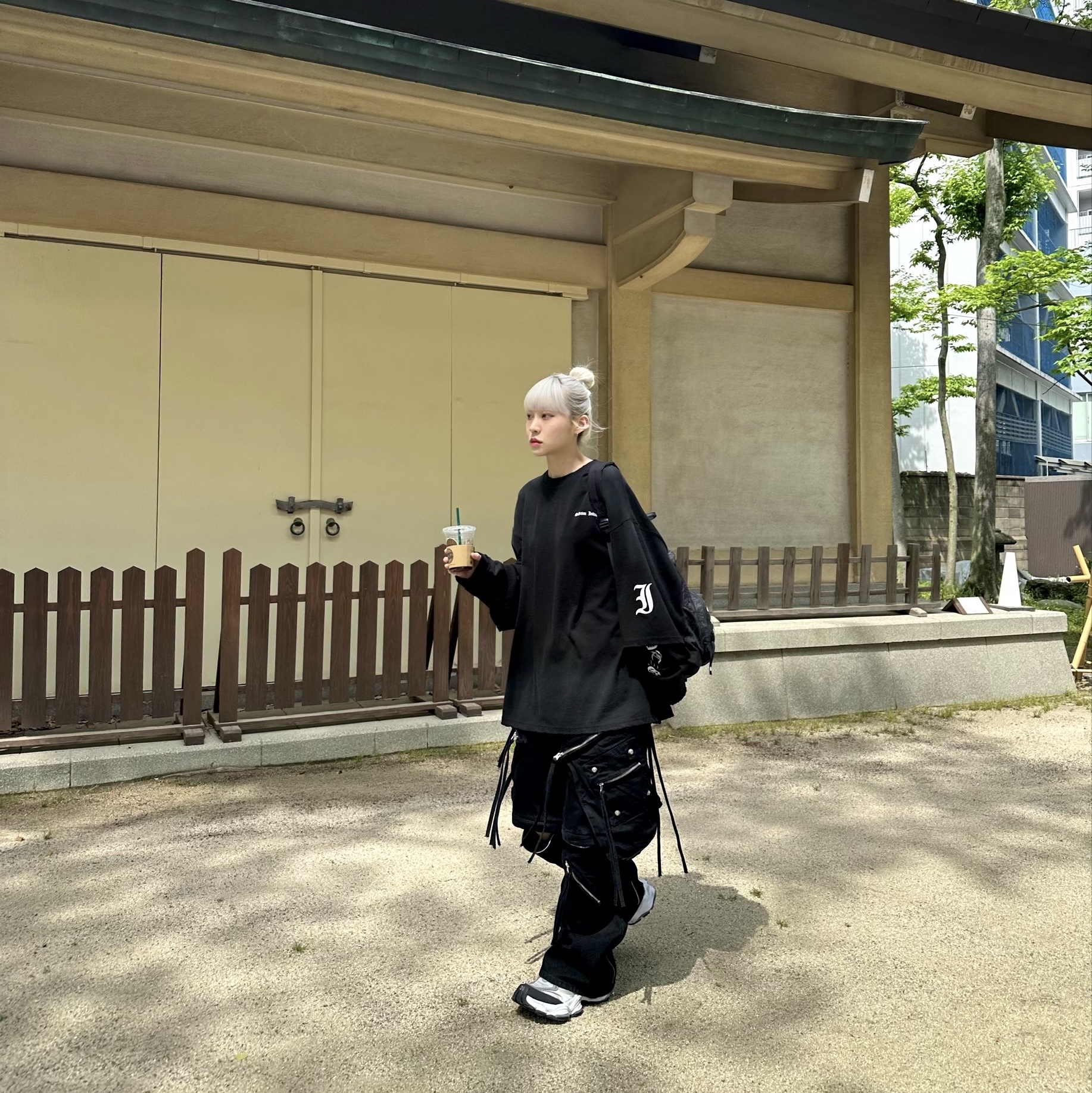 Balenciaga Cargo Sneakers White Grey 착용 스타일 - 3