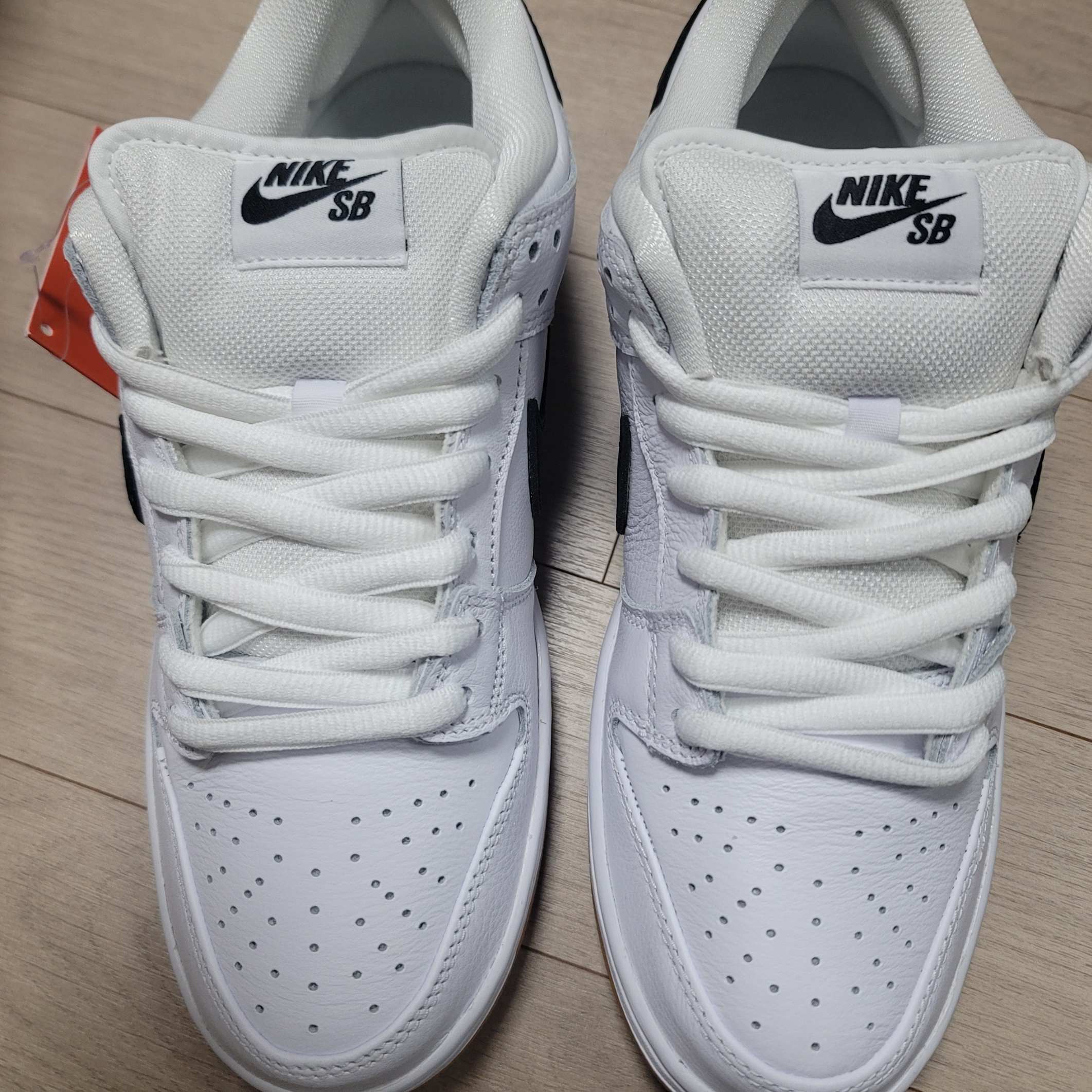 Nike SB Dunk Low Pro White and Gum Light Brown, Nike SB Dunk Low Pro Black White 착용 스타일 - 2