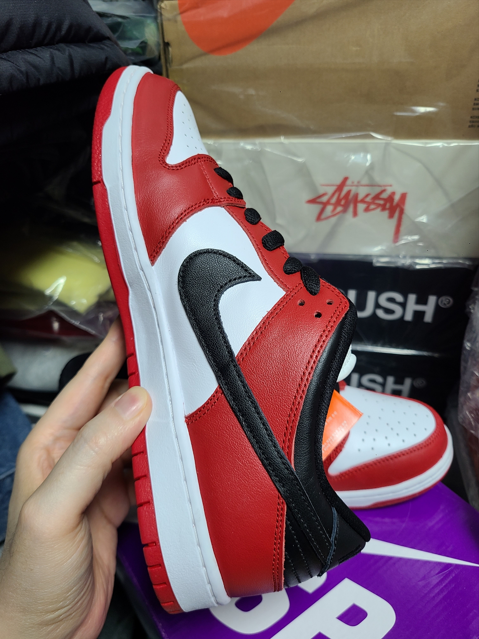 Nike SB Dunk Low Pro Chicago 착용 스타일 - 4