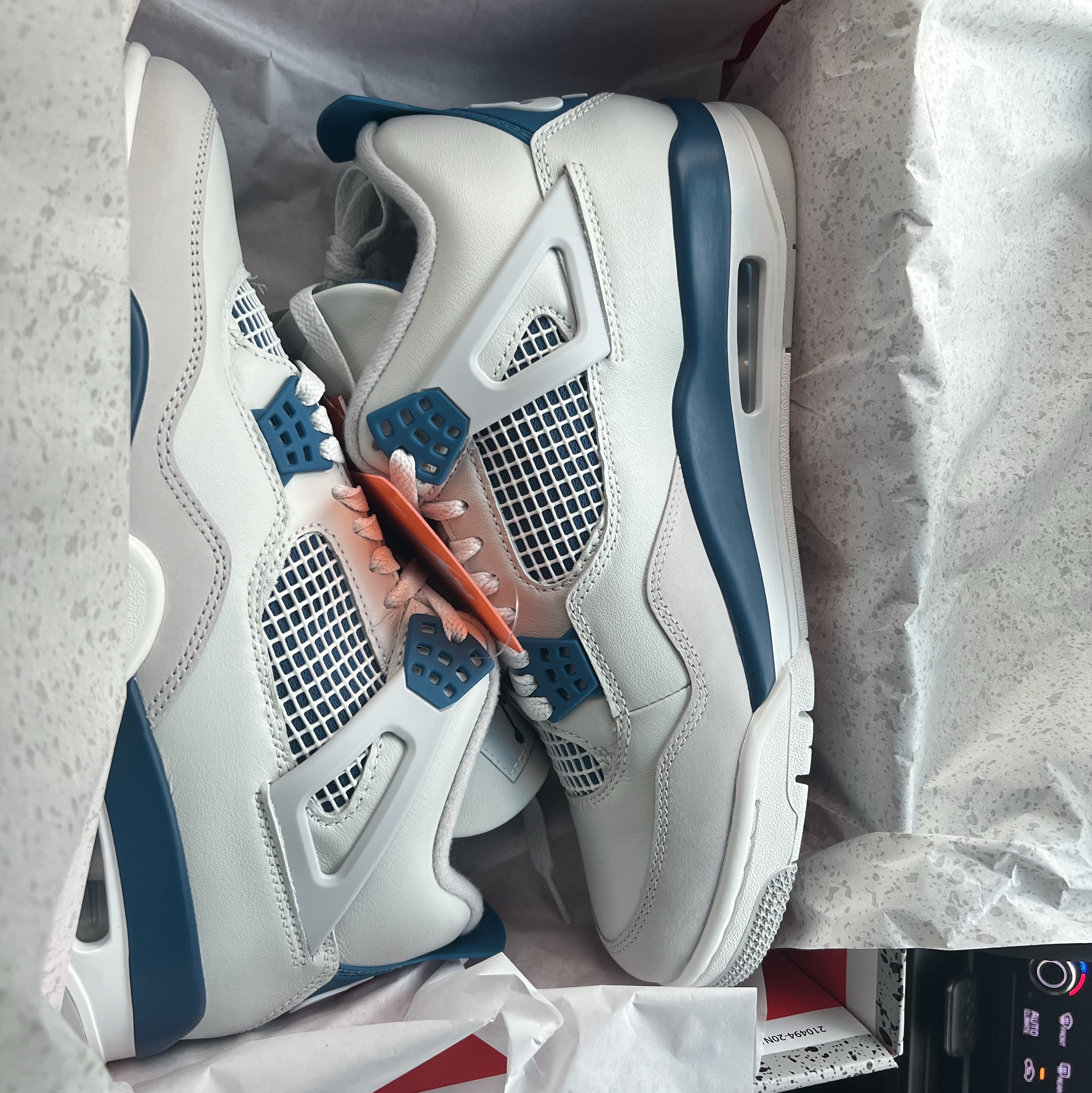 Jordan 4 Retro Industrial Blue 착용 스타일