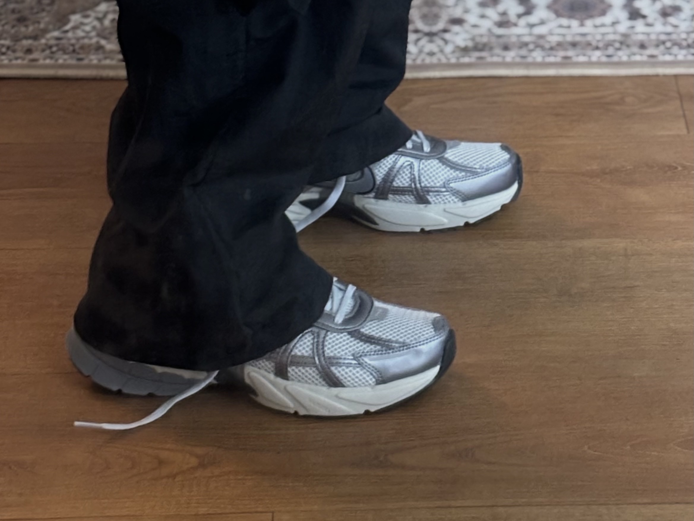 Nike V2K Run Pure Platinum Wolf Grey 착용 스타일