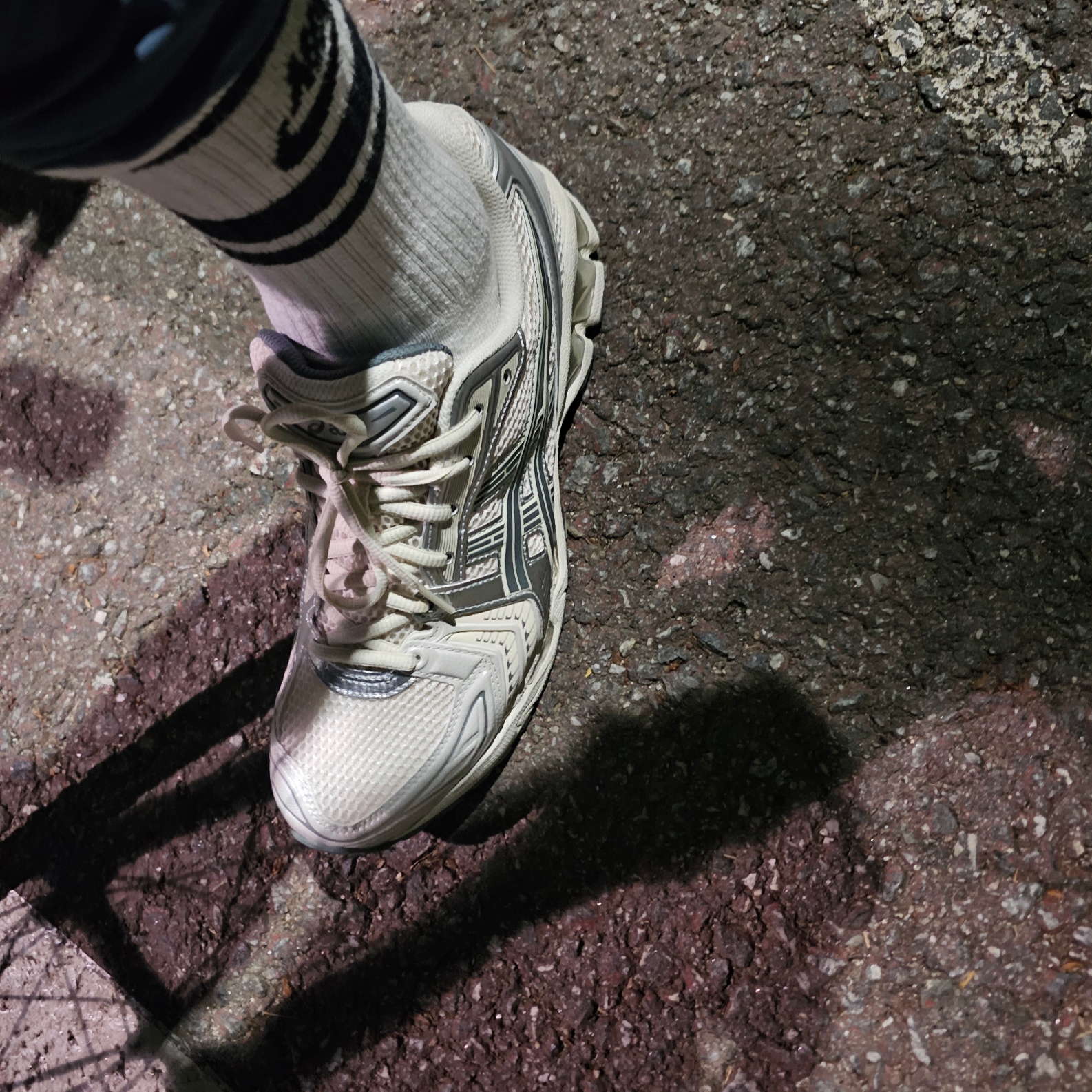 Asics Gel-Kayano 14 Birch Dark Pewter 착용 스타일