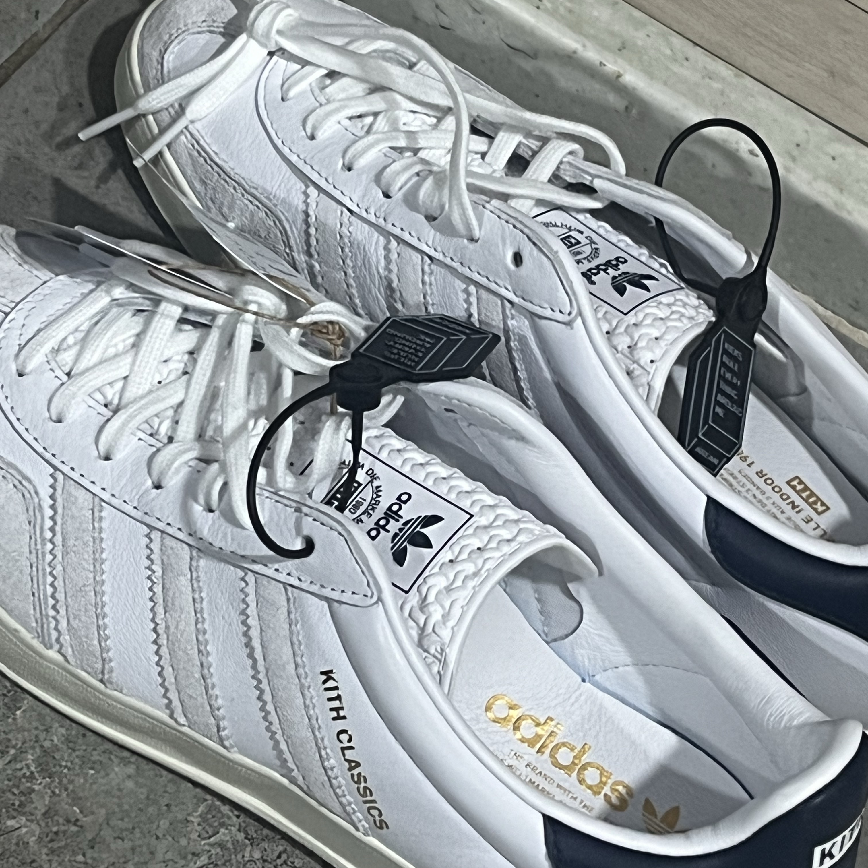Adidas x Kith Gazelle Indoor White Collegiate Navy 착용 스타일