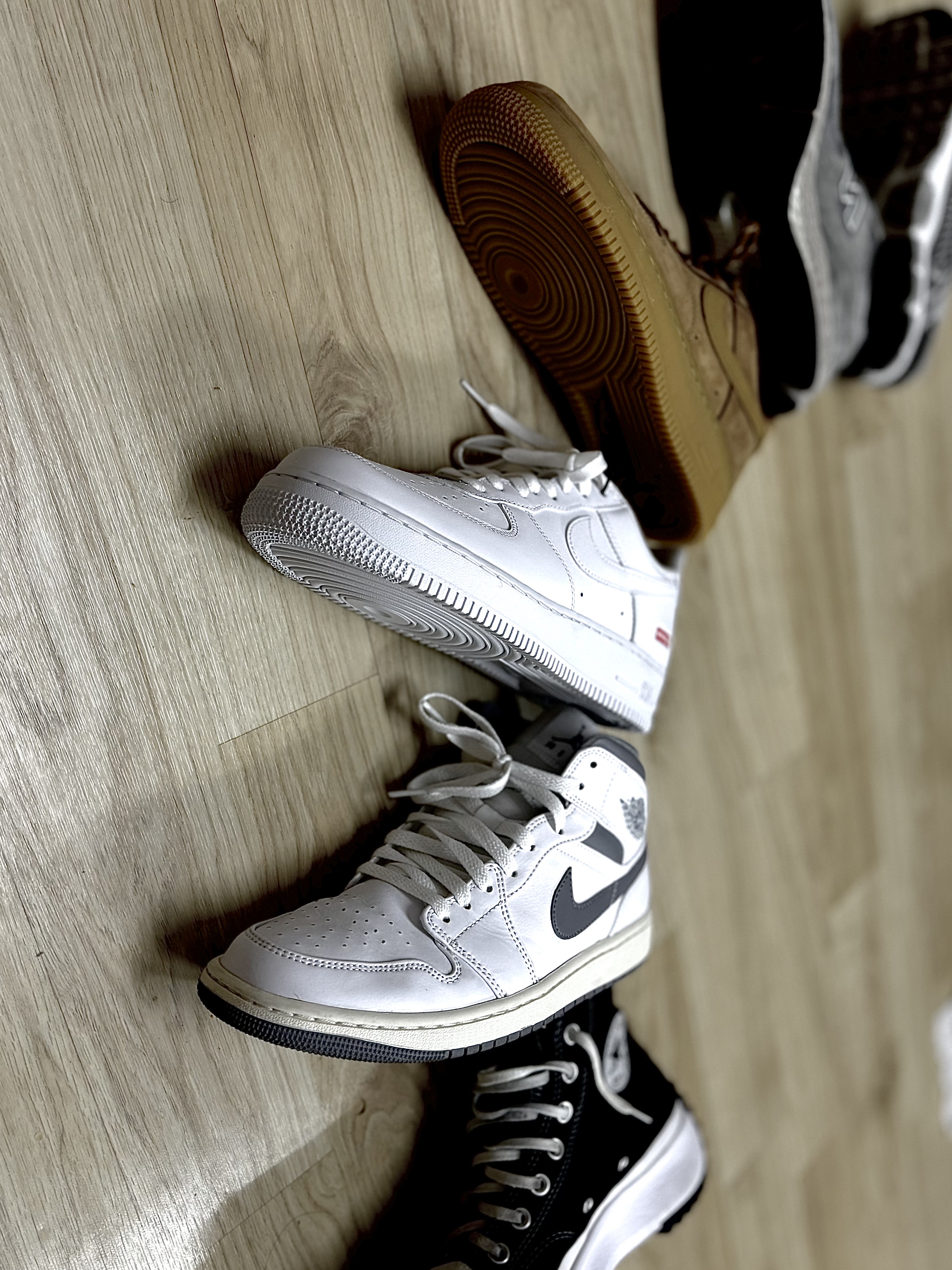 Nike Zoom Vomero 5 PRM Light Iron Ore and Flat Fewter, Nike Air Force 1 '07 WB Flax 착용 스타일 - 1