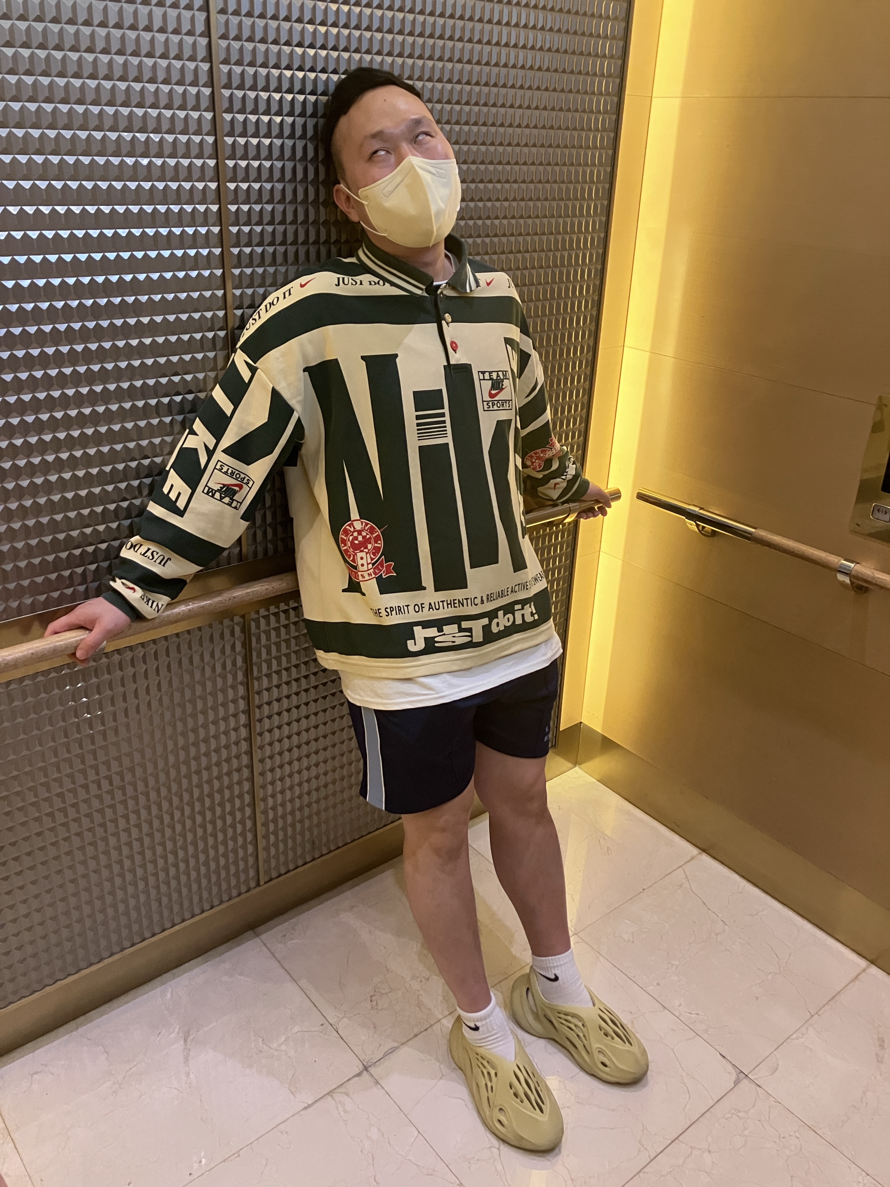 Adidas Yeezy Foam RNNR Sulfur 착용 스타일