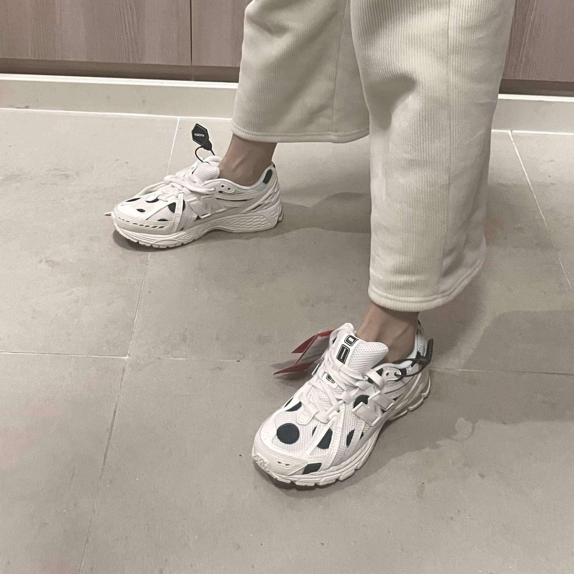 New Balance 1906R Polka Dot Off White 착용 스타일 - 2