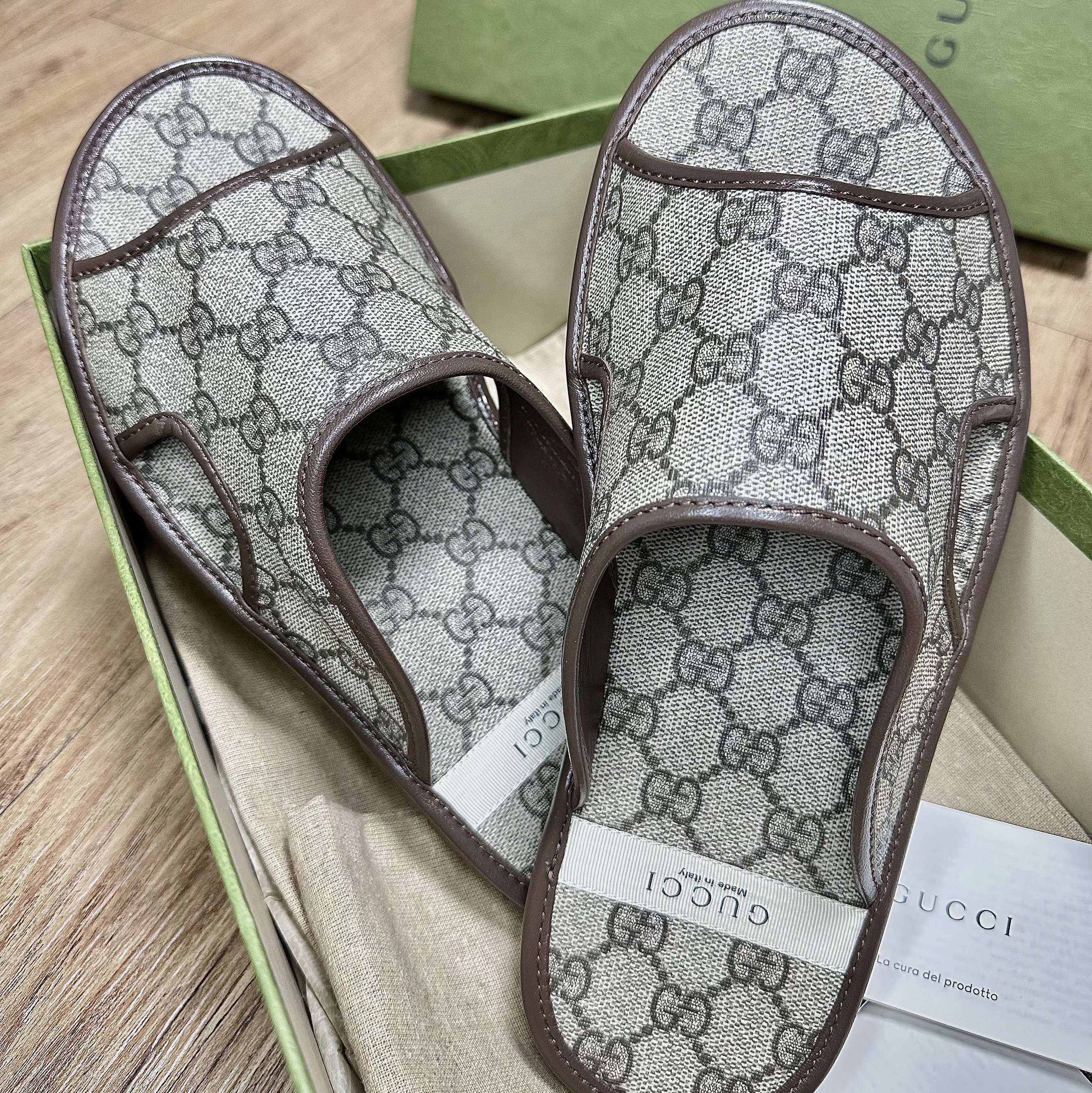 Gucci GG Supreme Slide Beige 착용 스타일 - 2