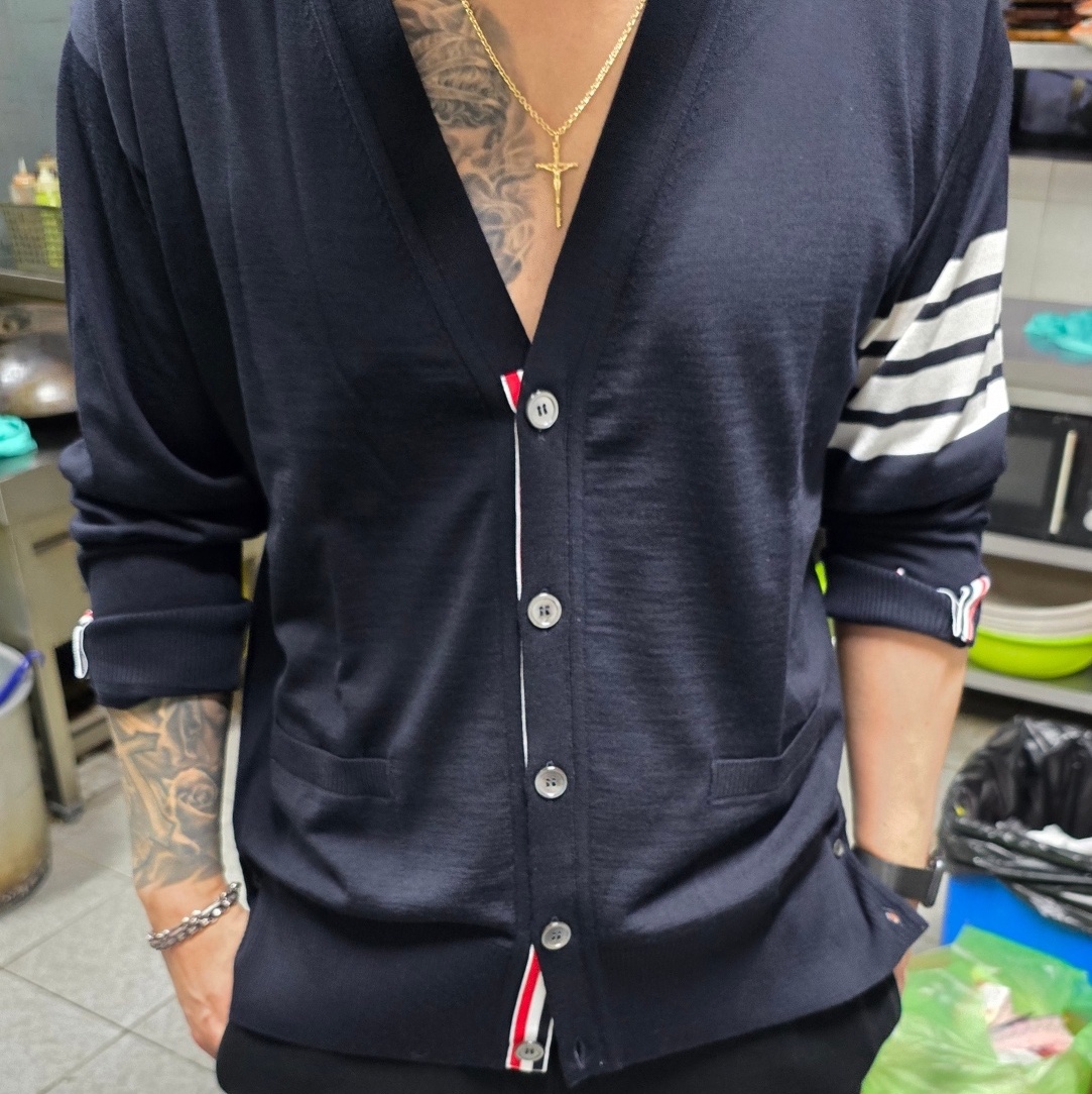 Thom Browne Sustainable Fine Merino Wool 4-Bar Classic Cardigan Navy 착용 스타일