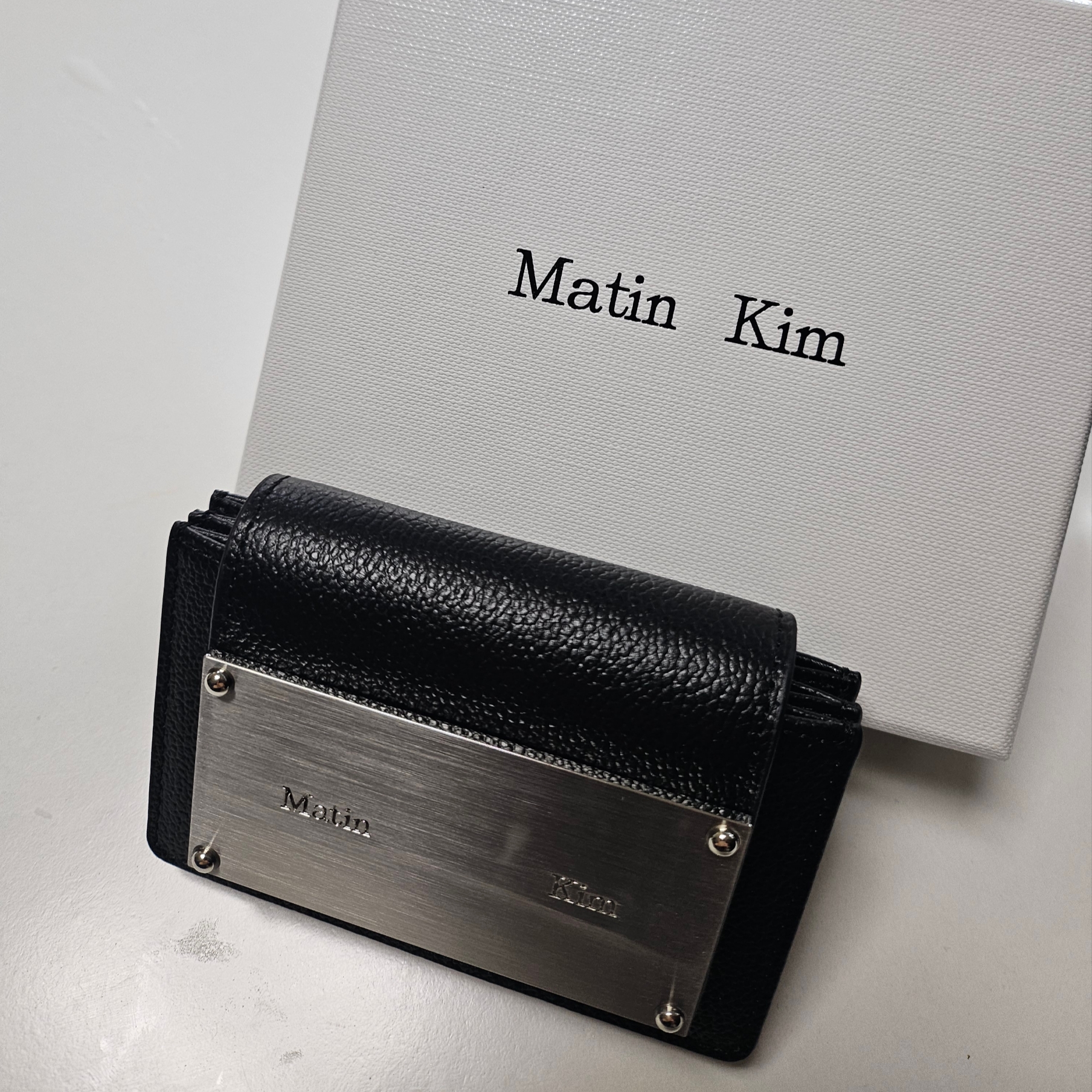 Matin Kim Accordion Wallet Black 착용 스타일