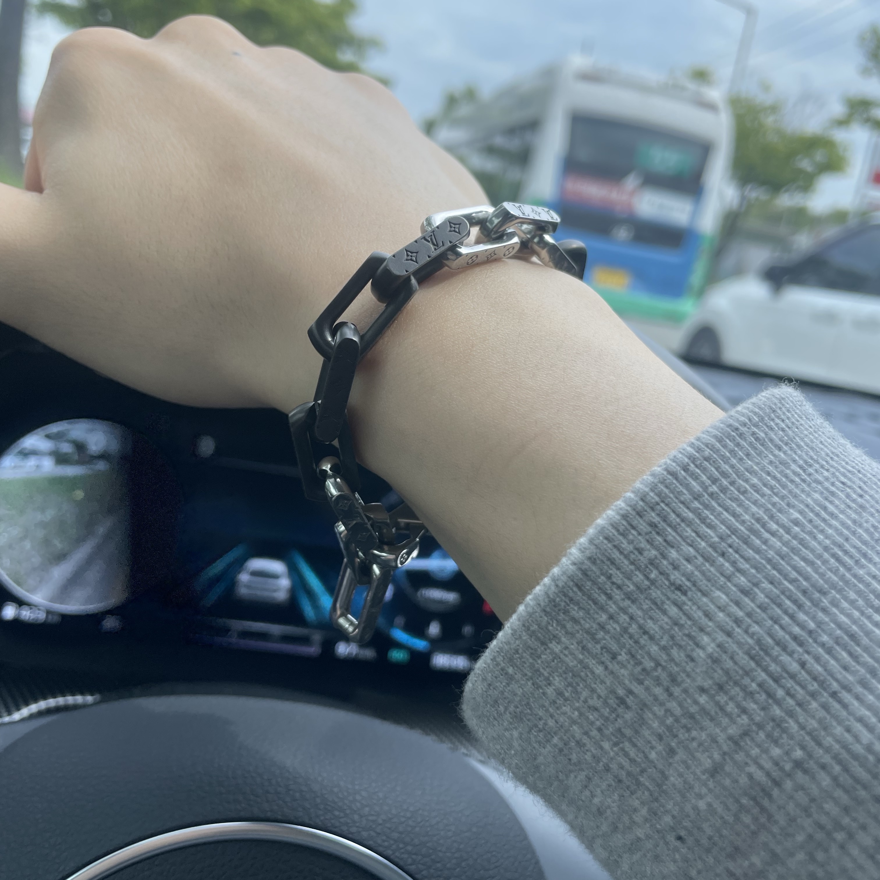 Louis Vuitton Monogram Chain Bracelet Silver Black 착용 스타일
