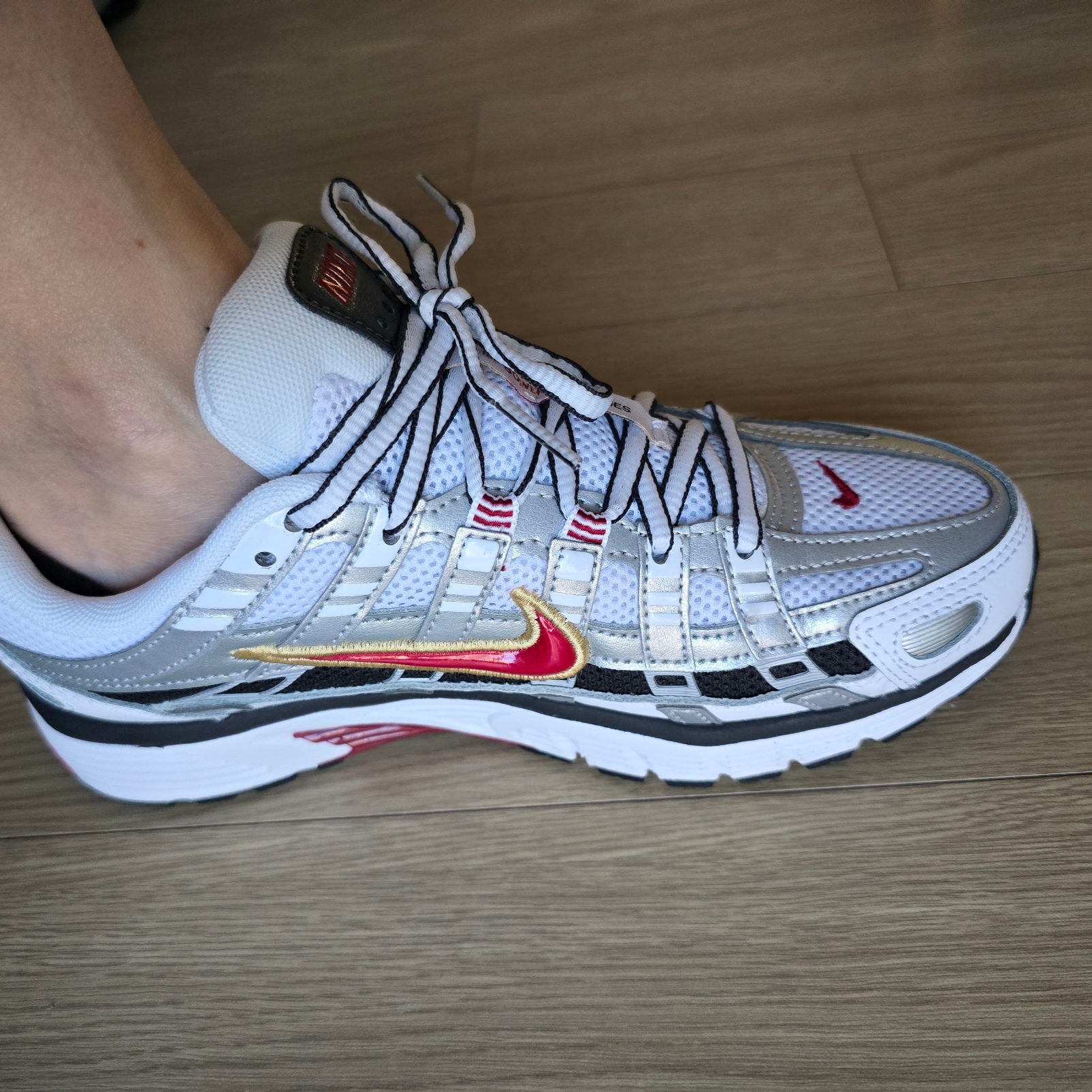(W) Nike P-6000 Metallic Silver Red 착용 스타일 - 6