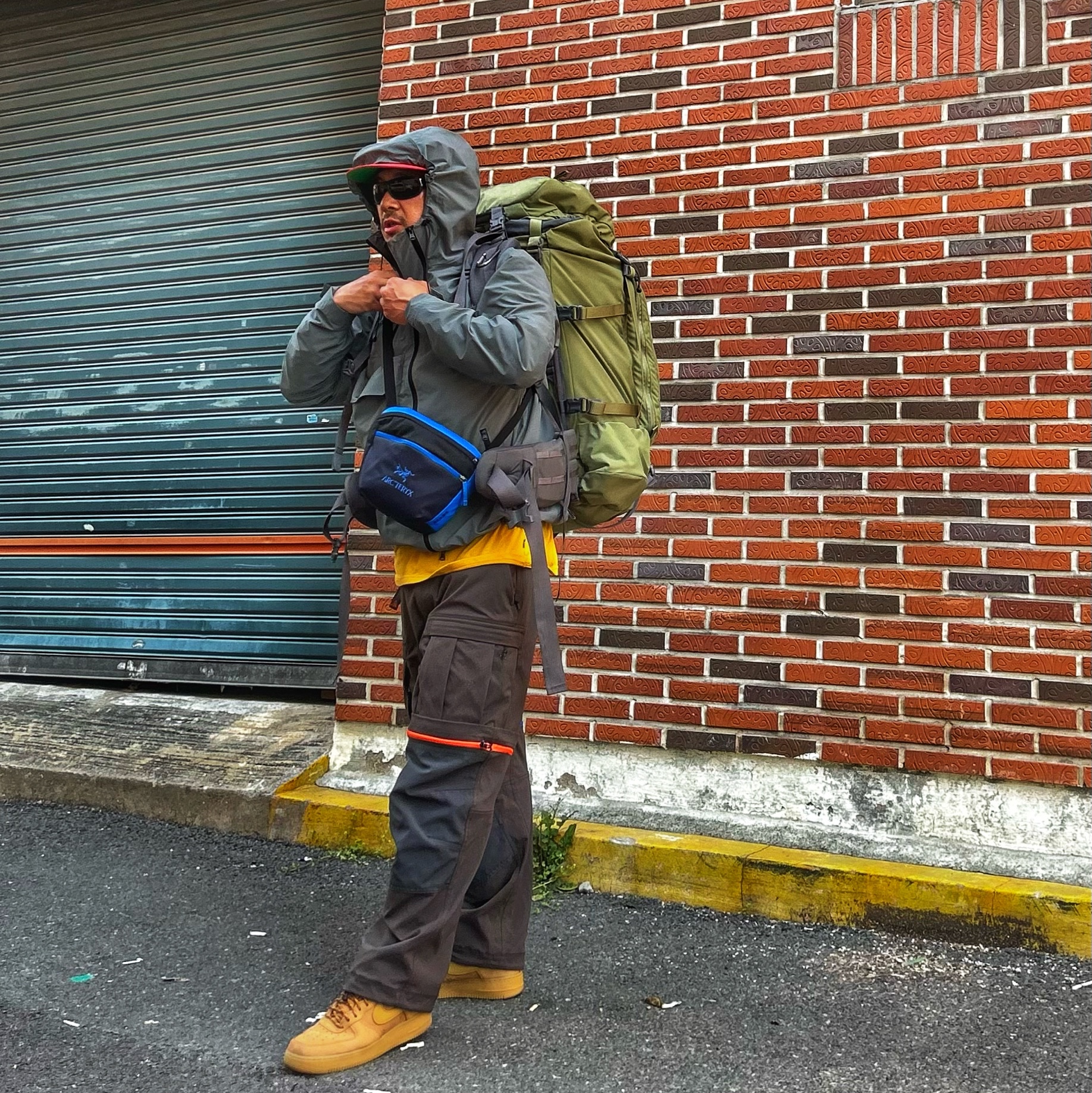 Nike ACG Smith Summit Cargo Pants Velvet Brown - Asia, Arc'teryx x Beams Mantis 2 Waistpack Boro Blue 착용 스타일 - 3