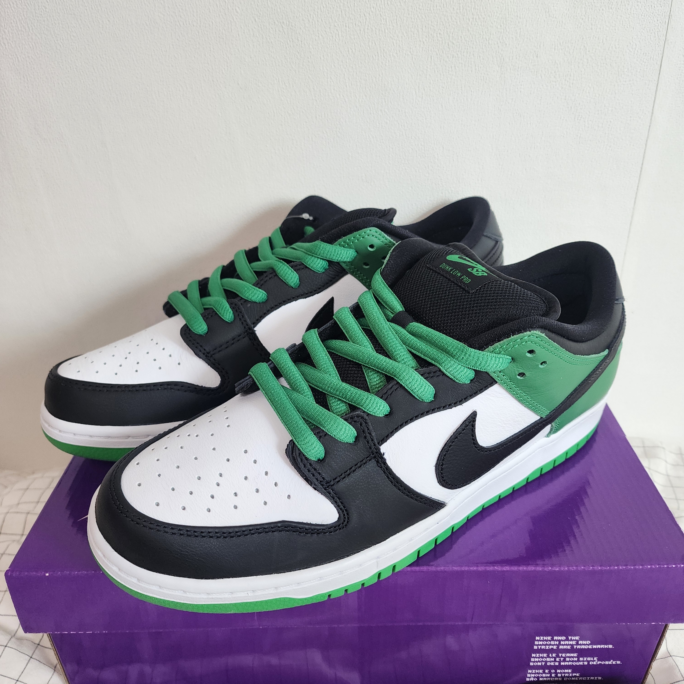 Nike SB Dunk Low Pro Black and Classic Green 착용 스타일 - 2