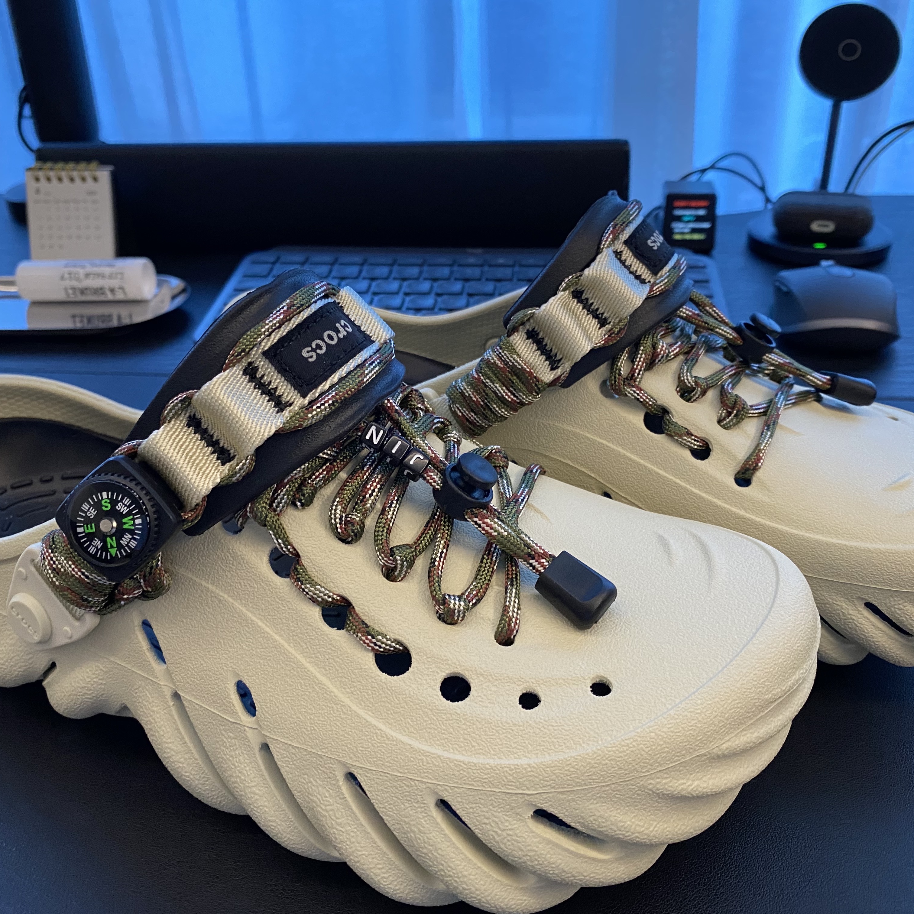 Crocs Echo Clog Bone Black 착용 스타일